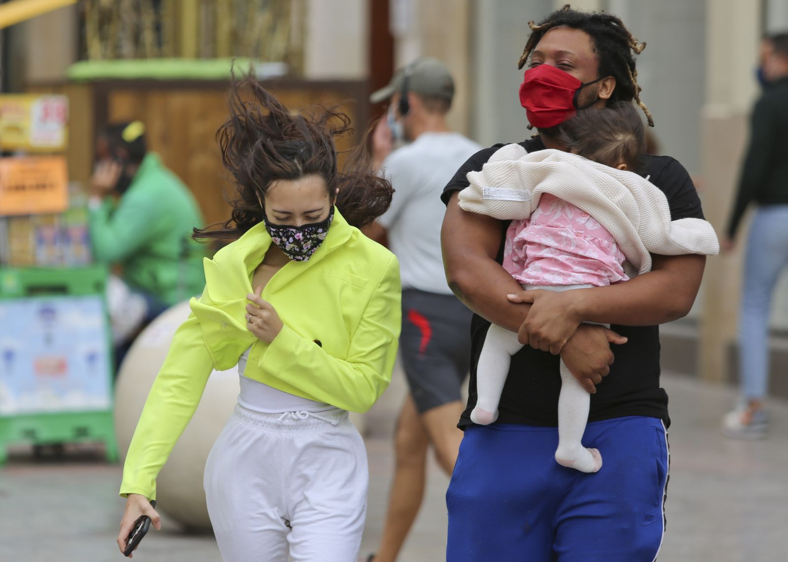 Viento, olas y surfistas para iniciar el fin de semana
