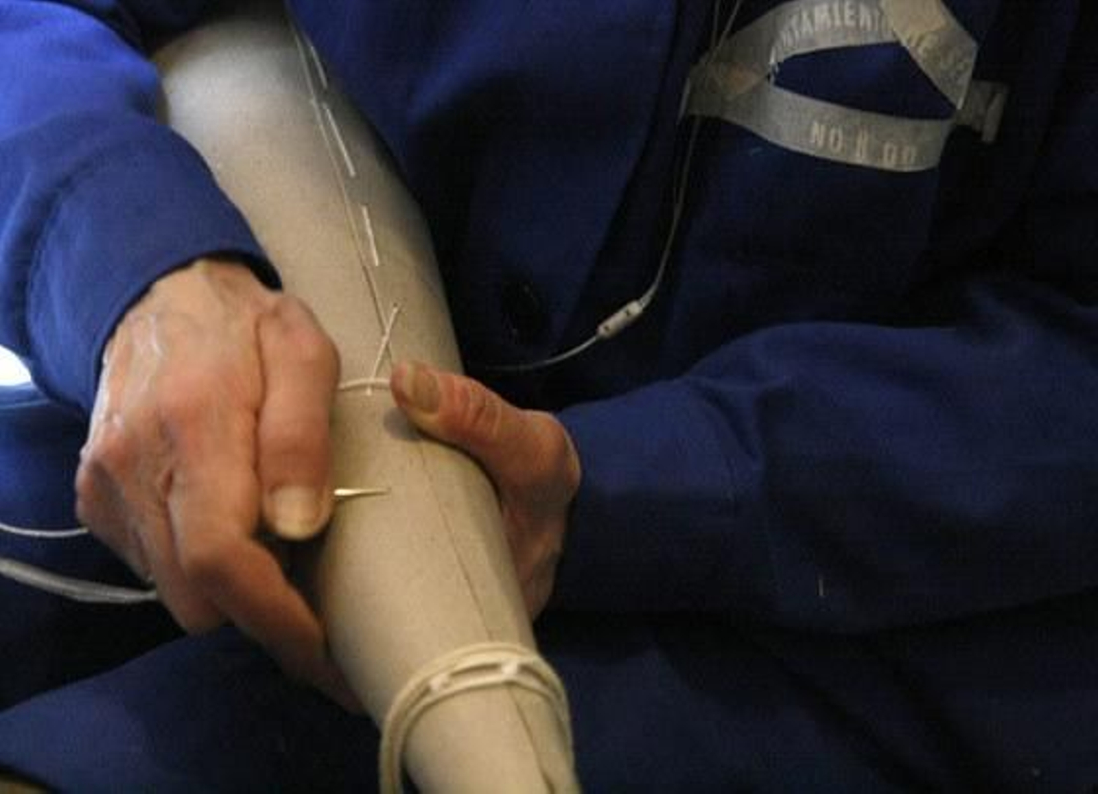 La empresa "Antigua Casa Rodríguez", situada en la calle Alcaicería, nos muestra cómo realiza sus capirotes para los nazarenos.   Foto: Fco. Lorca