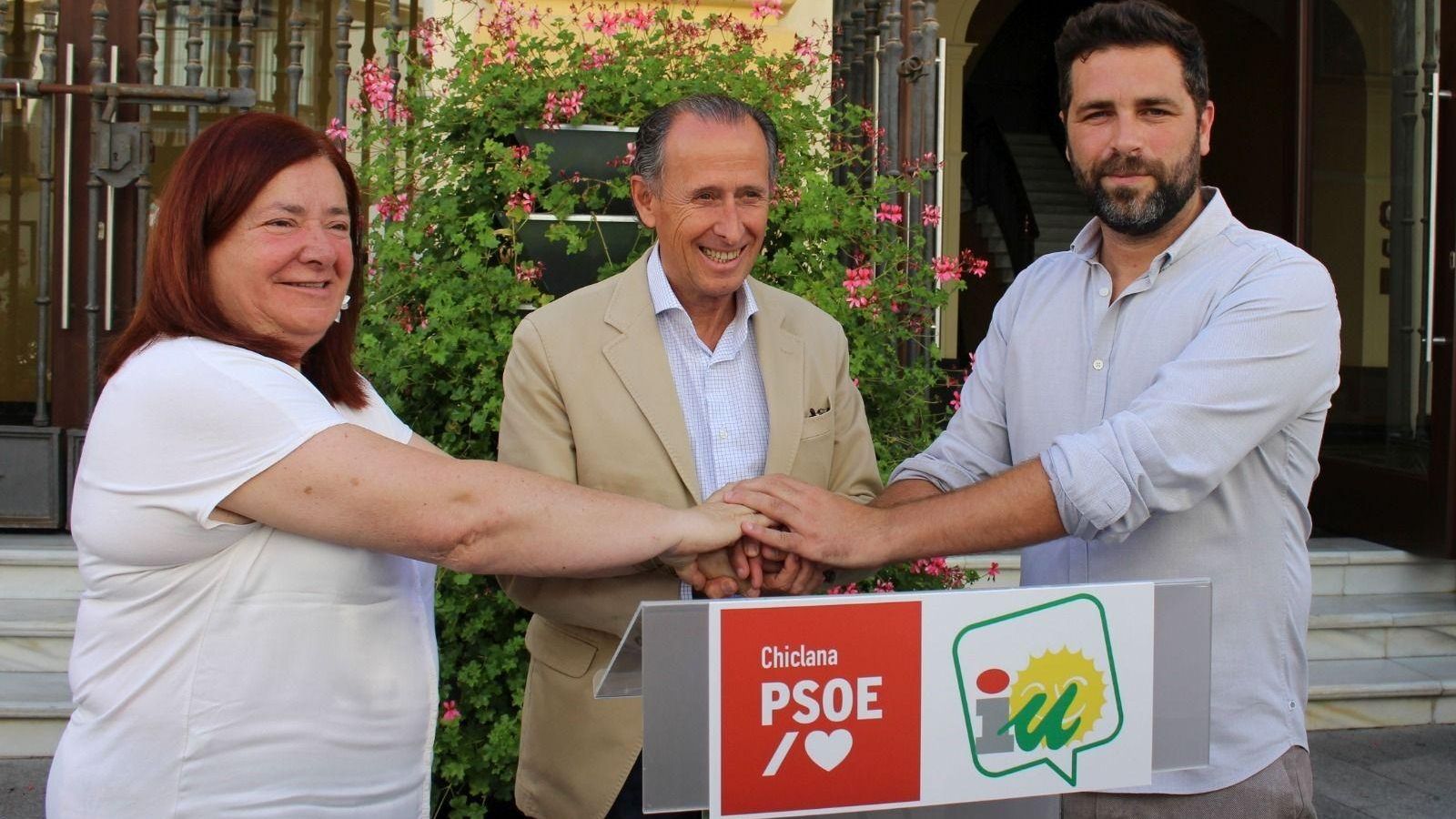 Representantes de ambos partidos, tras la firma del acuerdo. Representantes de ambos partidos, tras la firma del acuerdo.