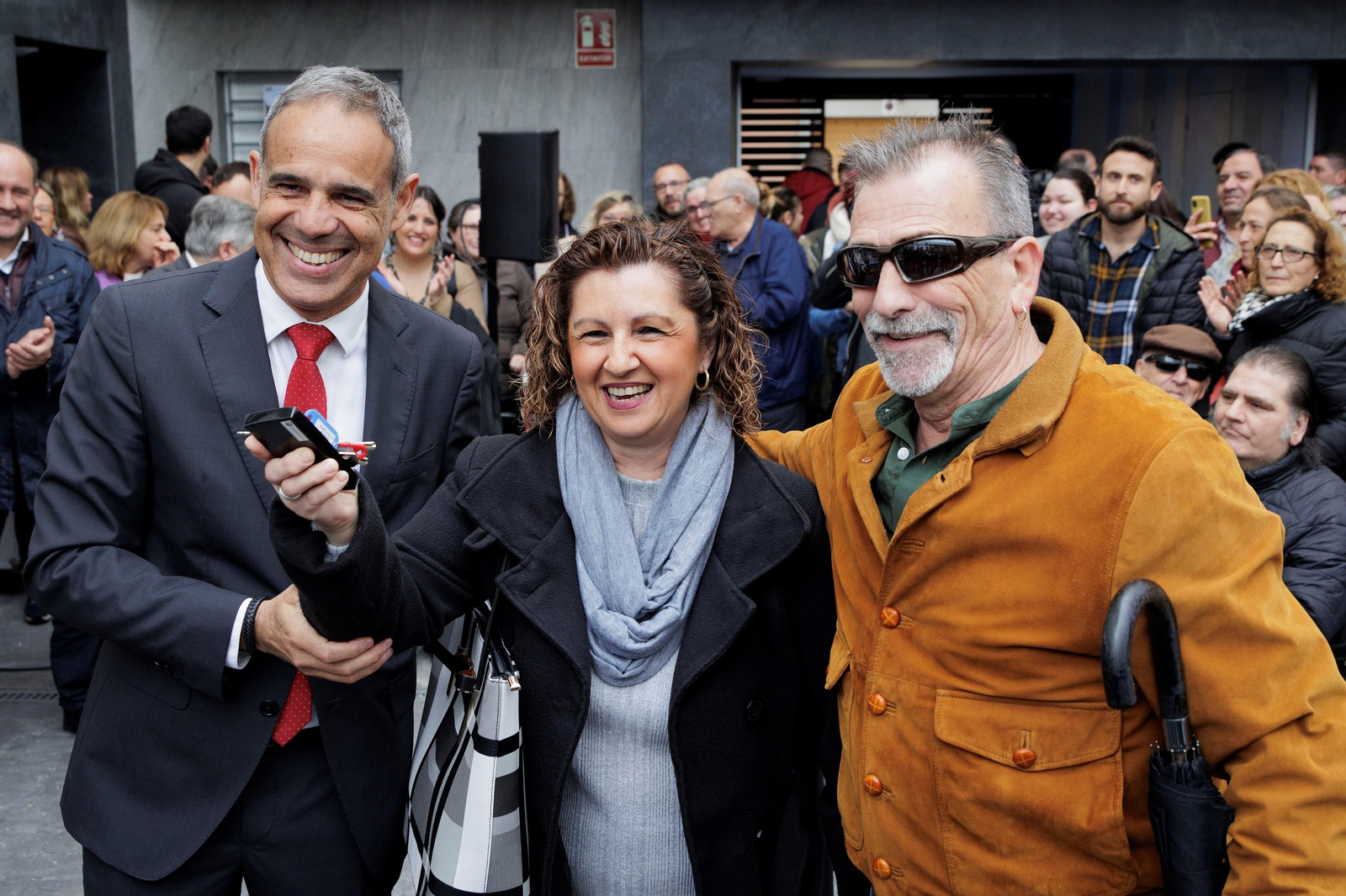 La emocionante entrega de llaves de las casas de Doctor Marañón en Cádiz, en imágenes