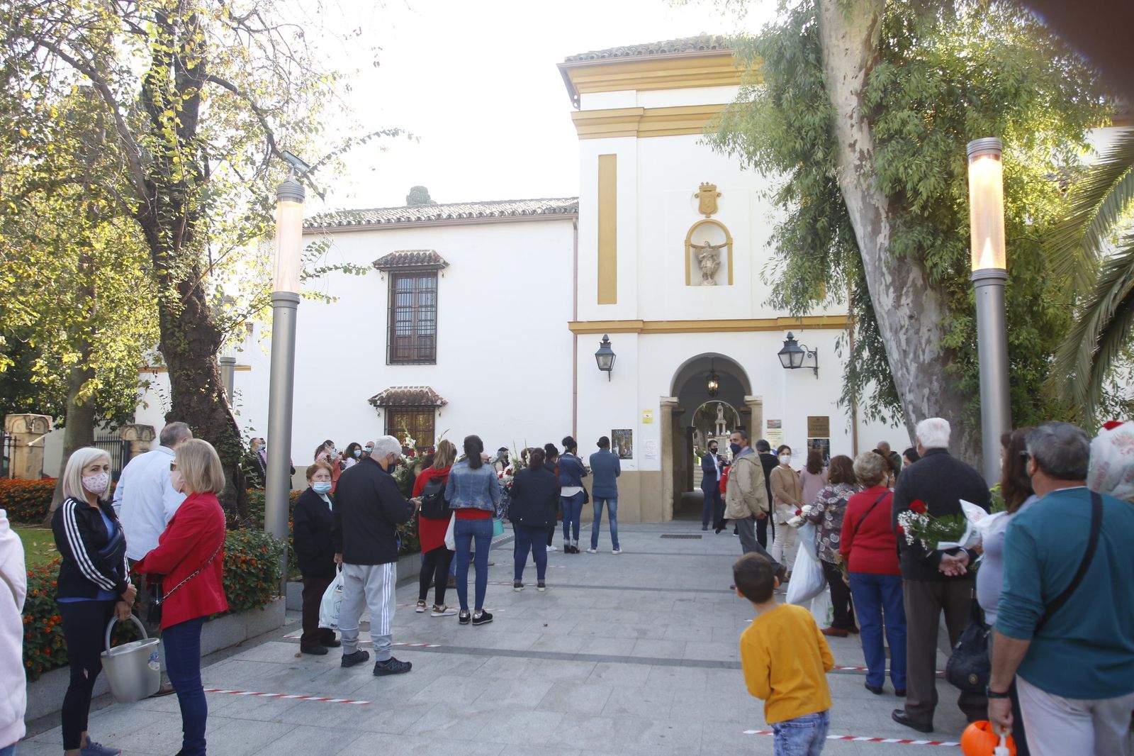 El covid-19 motiva un Día de los Santos de recogimiento en los cementerios de Córdoba