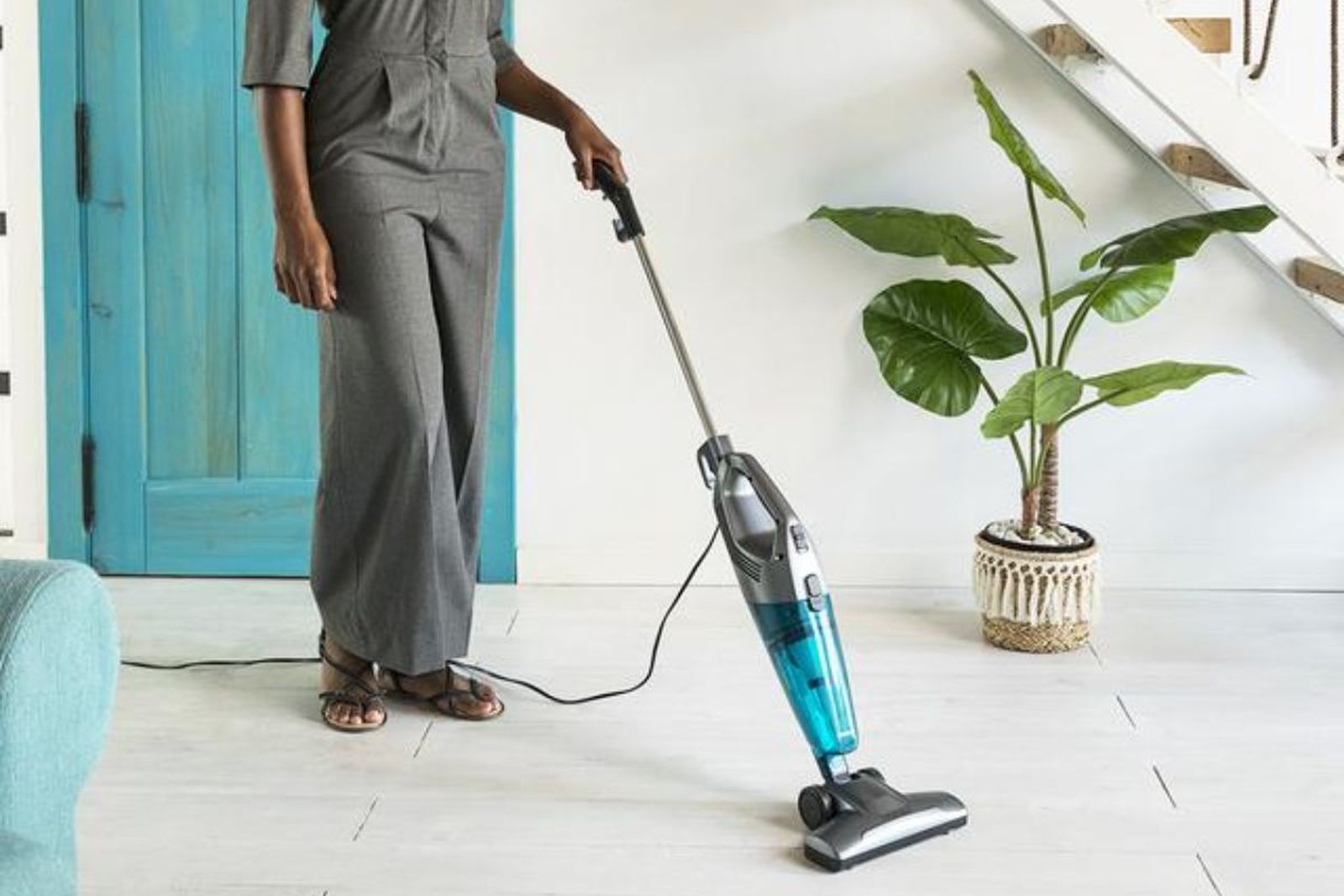 El aspirador vertical de Cecotec que revoluciona la limpieza de casa ¡cuesta ahora menos de 30€!