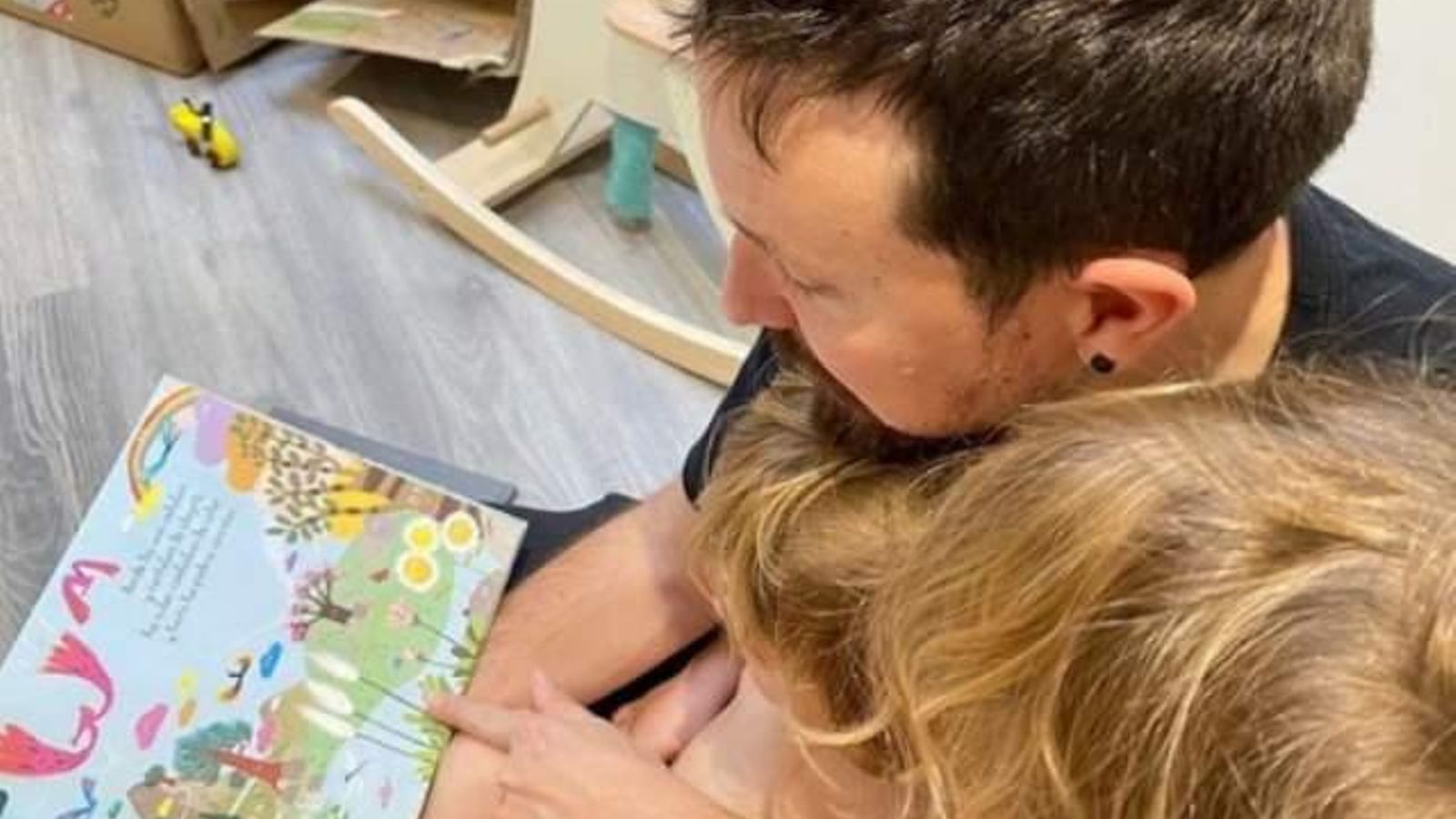 Pablo Iglesias en la foto captada por Irene Montero contando un cuento a sus tres hijos