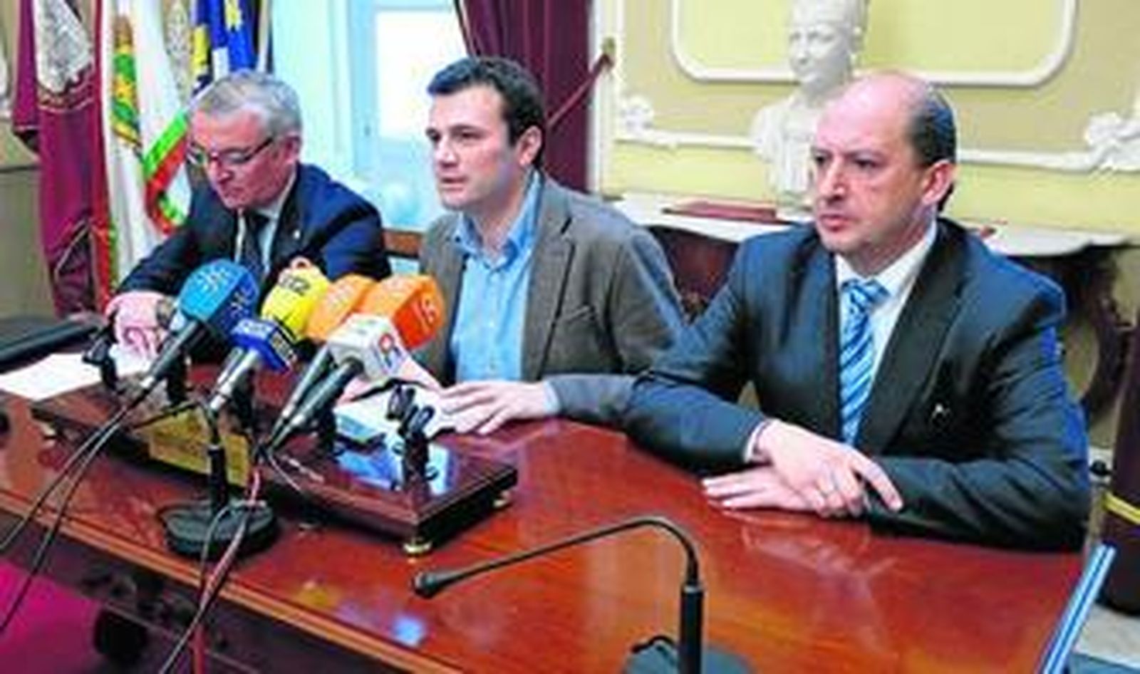 El teniente de alcalde, en el centro, con los representantes del Colegio de Agentes Comerciales.