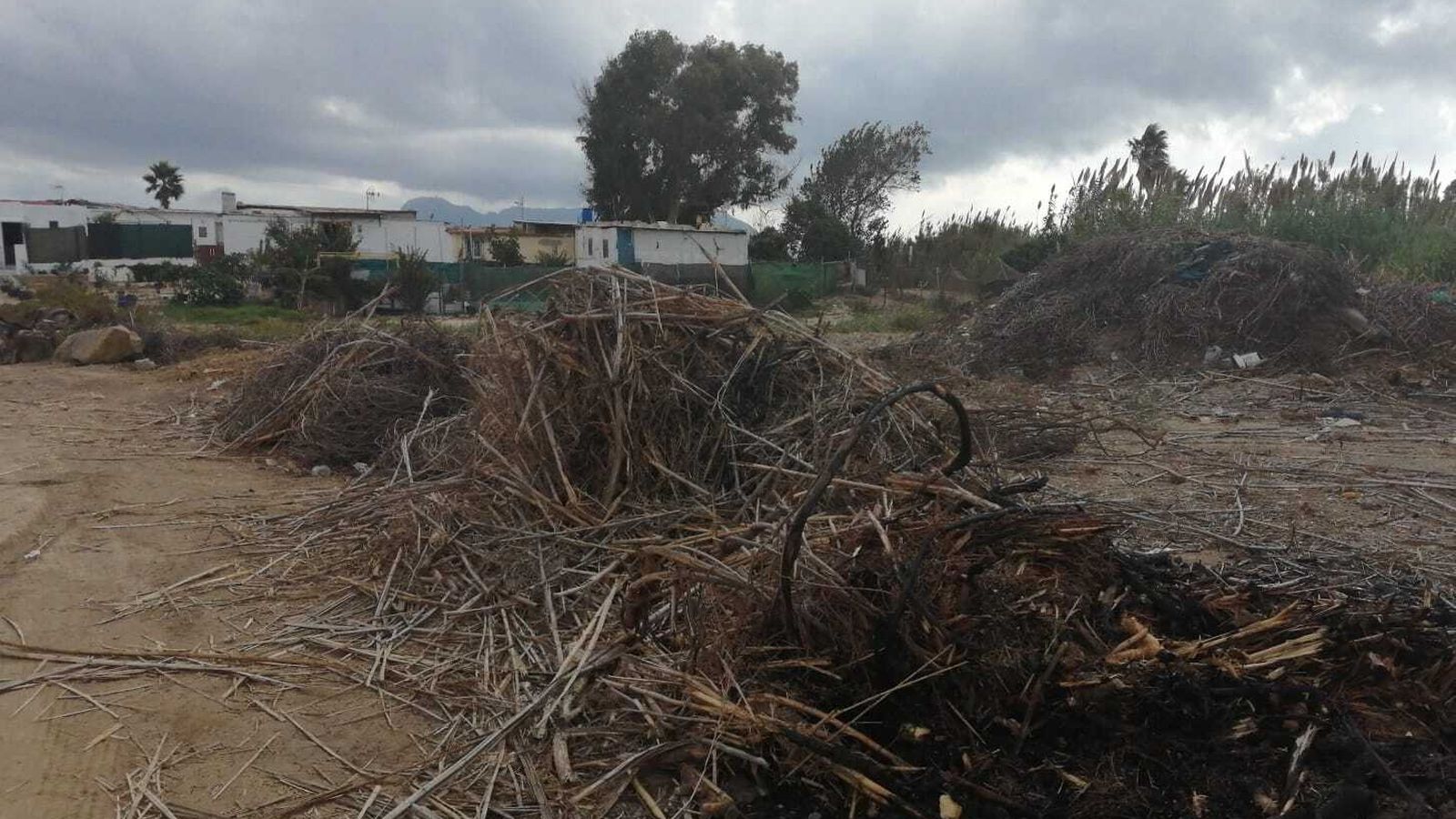 Montañas de escombros quemados en la parcela del Rinconcillo.