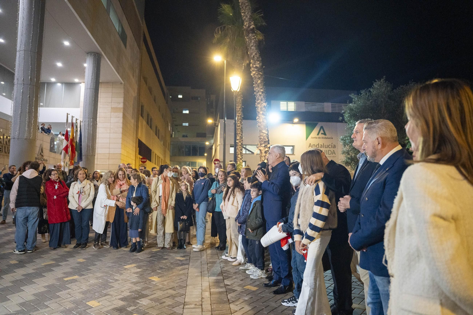 El encendido del alumbrado navideño del Hospital Universitario Torrecárdenas, en imágenes