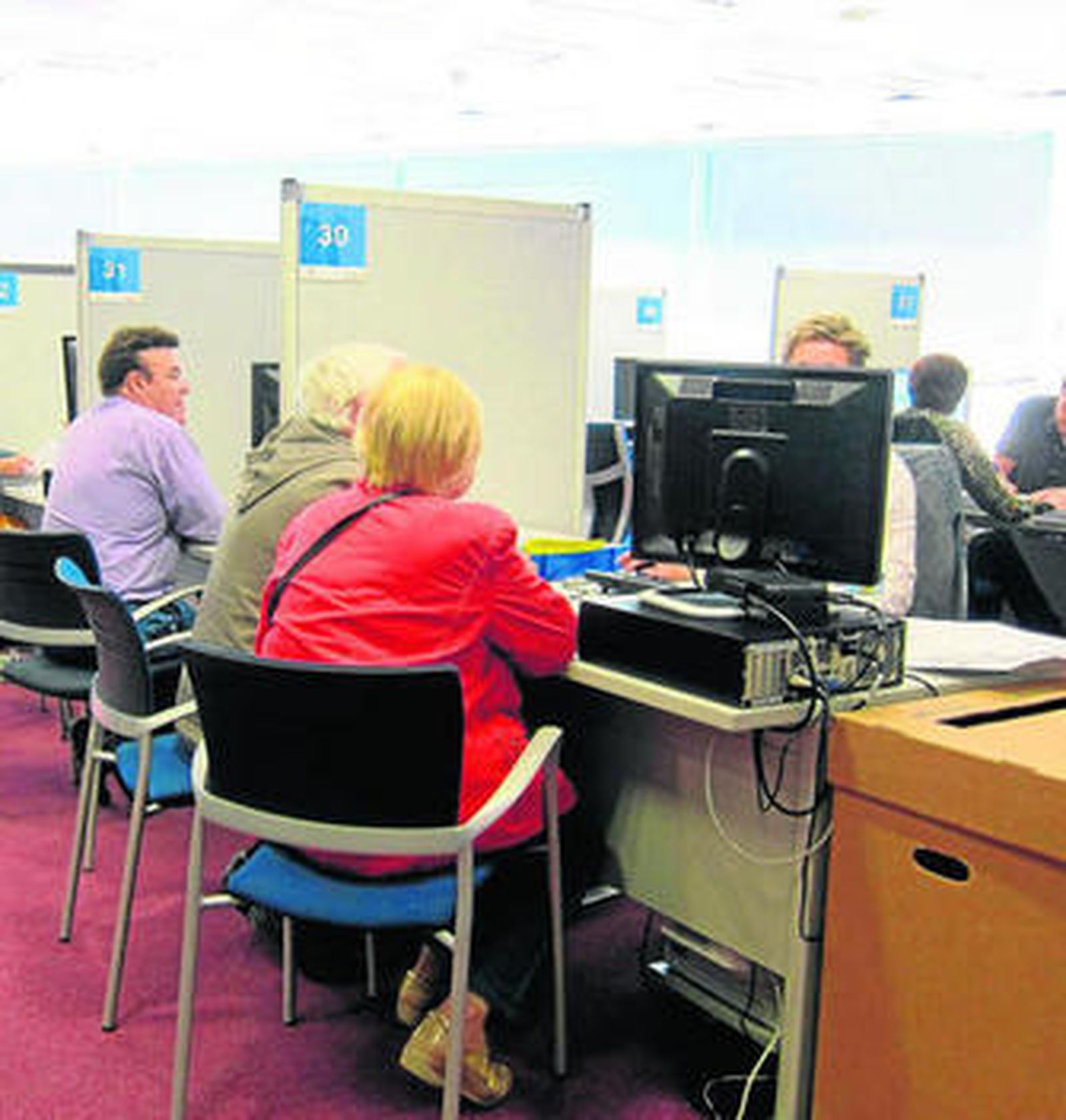 Unos contribuyentes, en la Agencia Tributaria