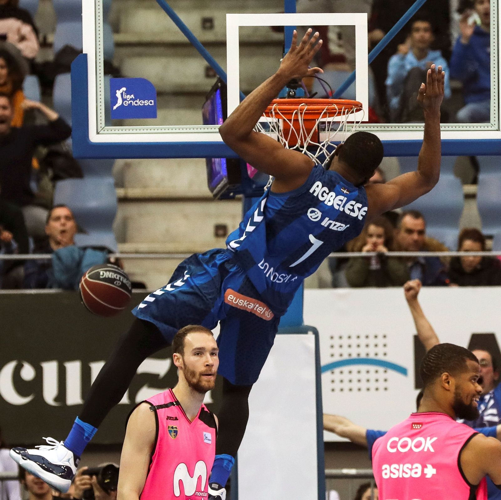 Danny Agbelese efectúa un mate en un partido de Gipuzkoa contra Estudiantes.