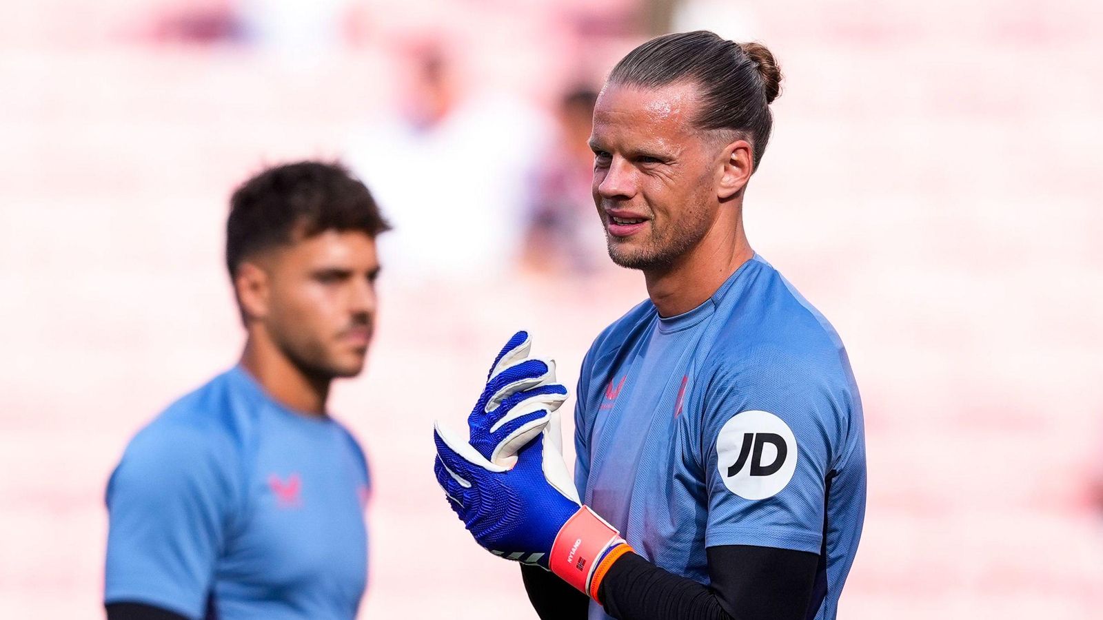 Orjan Nyland calienta junto a Álvaro Fernández antes del Sevilla-Getafe. Orjan Nyland calienta junto a Álvaro Fernández antes del Sevilla-Getafe.