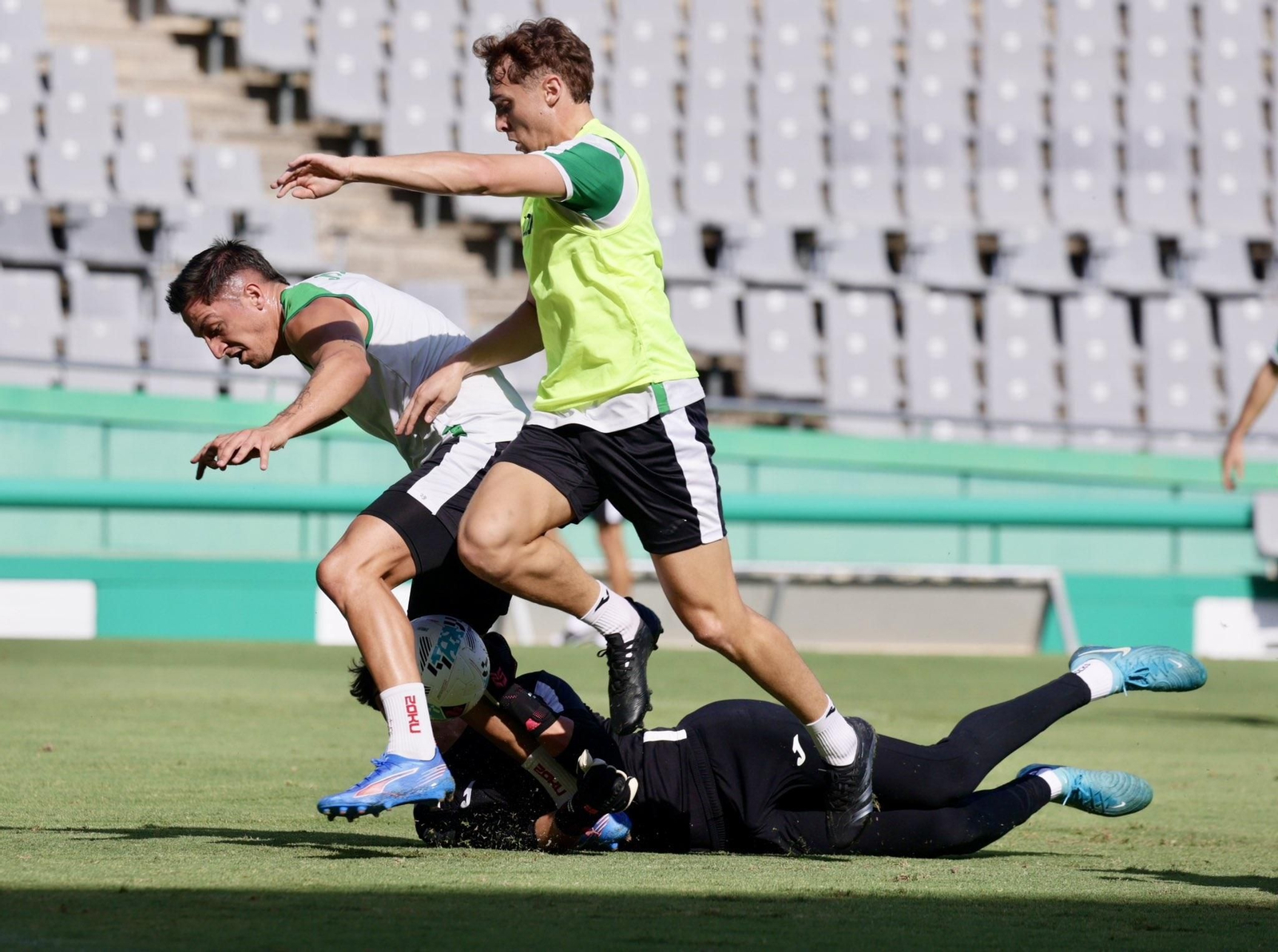 Carracedo, en una acción del partido de entrenamiento disputado ante el Córdoba B en El Arcángel.