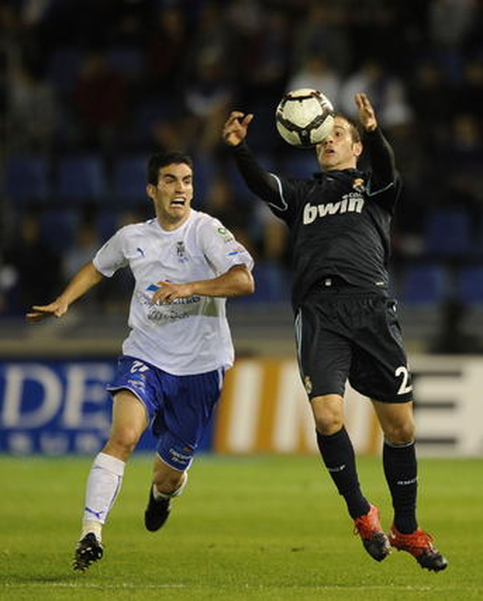 Los de Pellegrini golean al Tenerife en el Heleliodoro Rodríguez López con goles de Higuaín (dos), Kaká, Ronaldo y Raúl. / AFP · EFE · Reuters