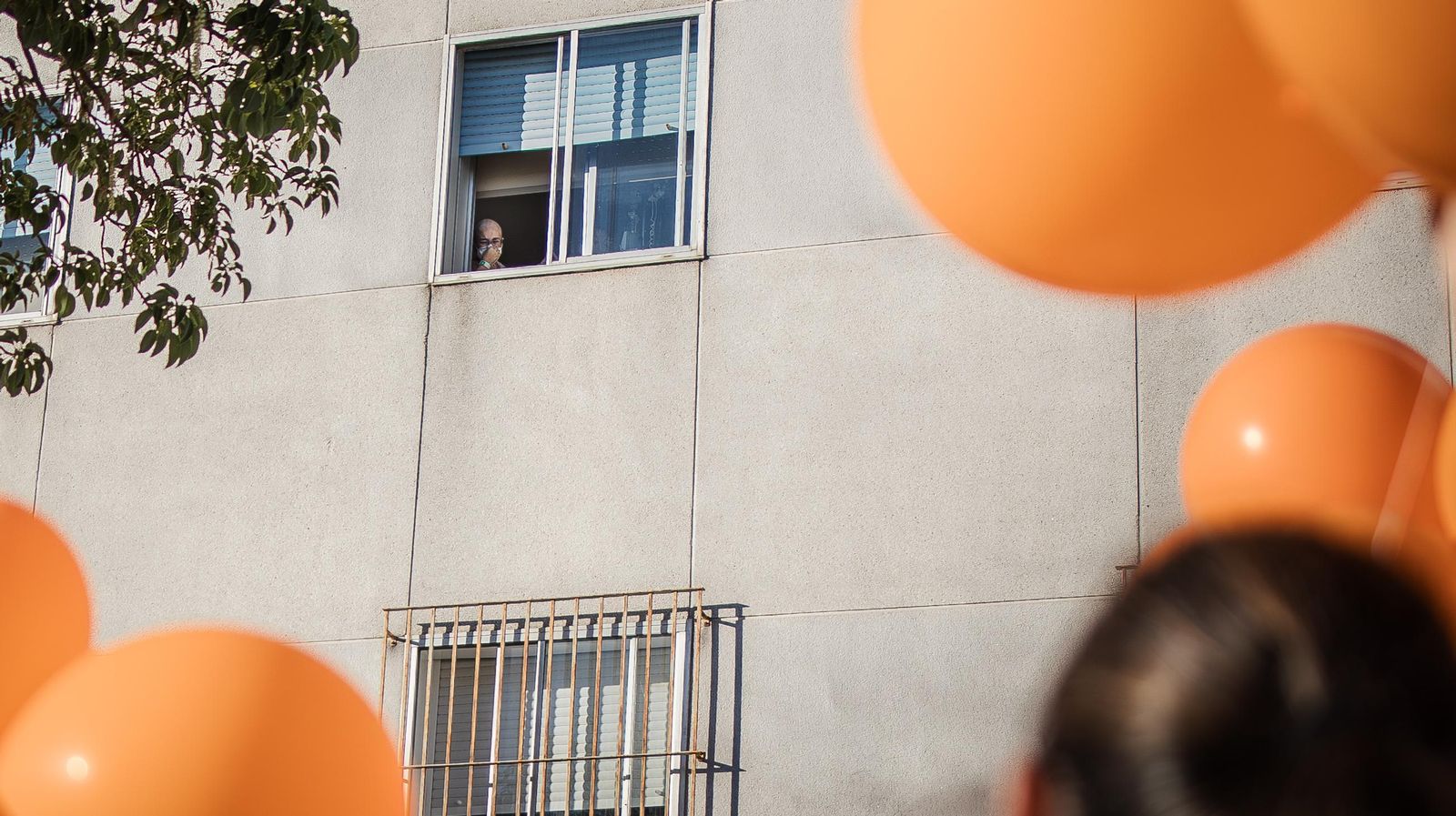 Familia y amigos de Alba Barrera la sorprenden a los pies de su habitación en el Hospital de Jerez