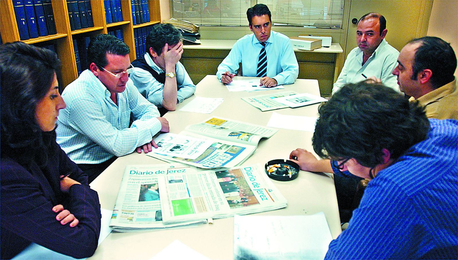 Rafael Navas, en una reunión de primera página junto a Gloria Moreno, Manuel Pascual, Juan Pedro Simó, Santiago Manuel Santiago, Carlos Piedras y Pedro Ingelmo.