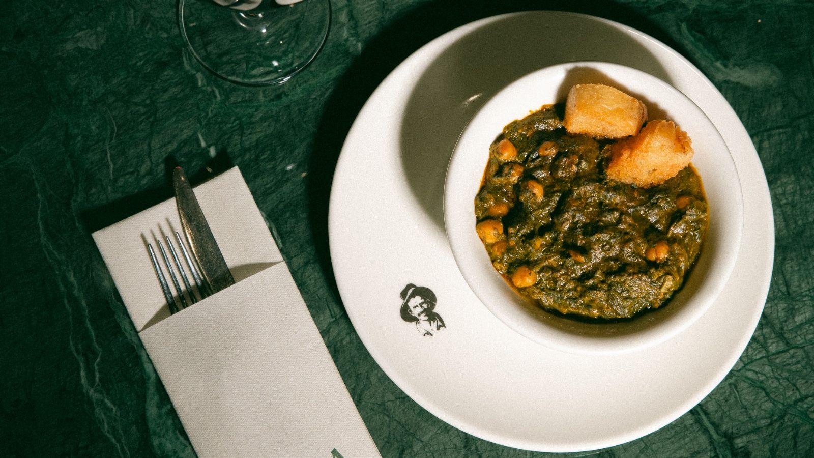 Las espinacas con garbanzos, uno de los guisos más emblemáticos de la Cuaresma sevillana, protagonizan la propuesta de Malandro en el tercer día de nuestro calendario gastronómico