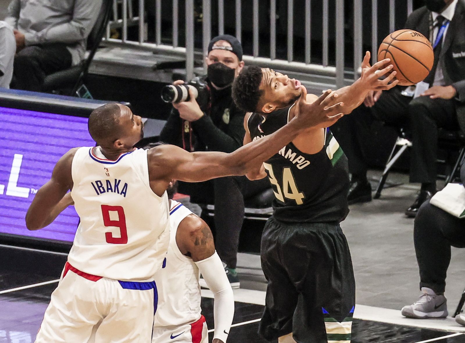 Ibaka ante Antetokoumpo