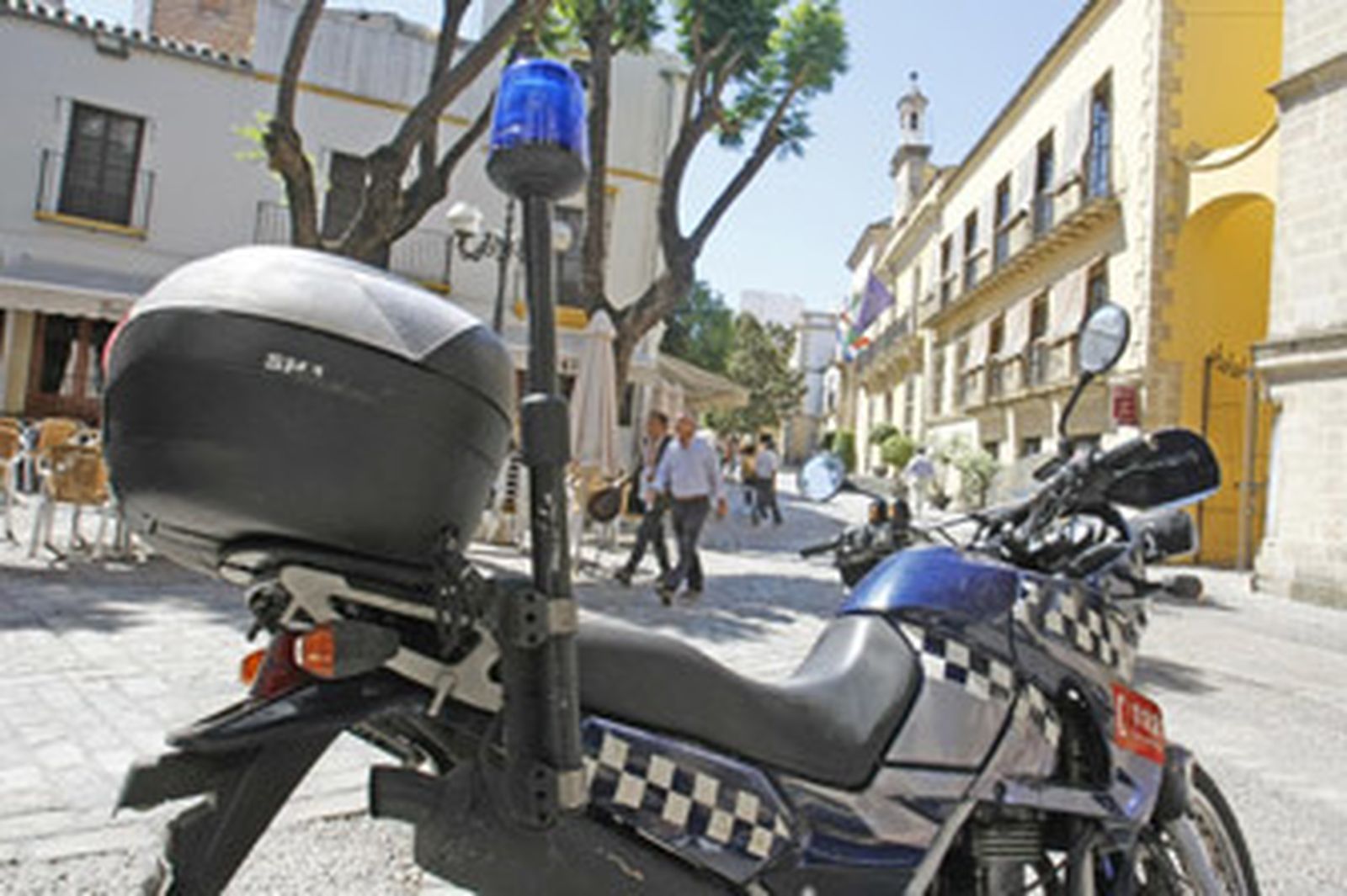 Imagen de una motocicleta de la Policía Local captada ayer junto al Consistorio. /Pascual