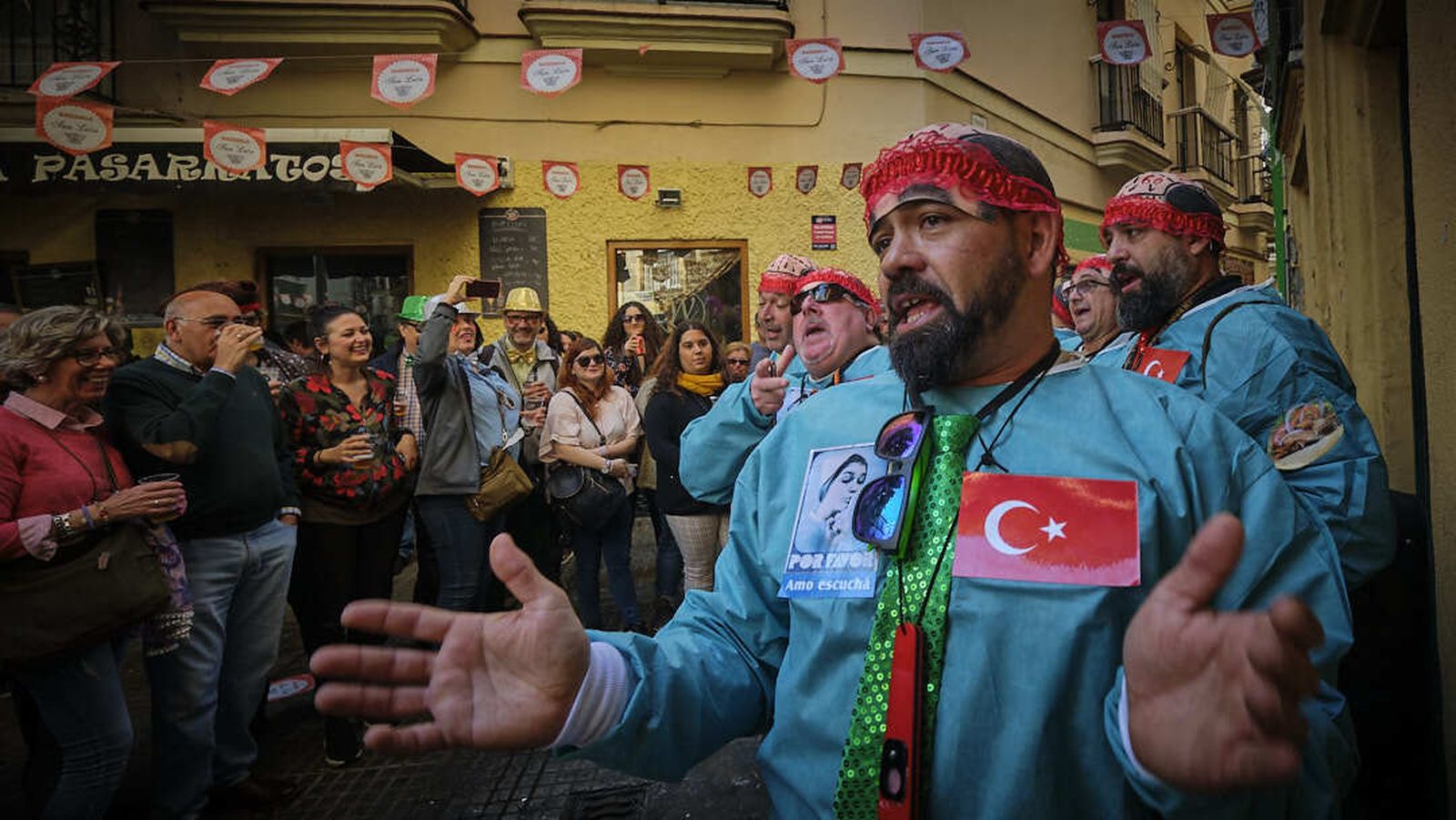 La chirigota 'Los que se fueron a Turquía pa peinarse to los días' cantando en la plaza Antonio Martín.