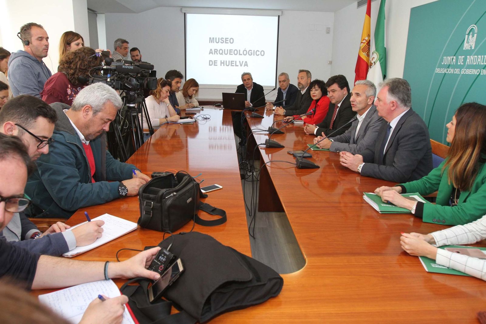 El consejero de Cultura, Miguel Ángel Vázquez, presenta el proyecto de rehabilitación del Banco de España como sede del Museo Arqueológico de Huelva.