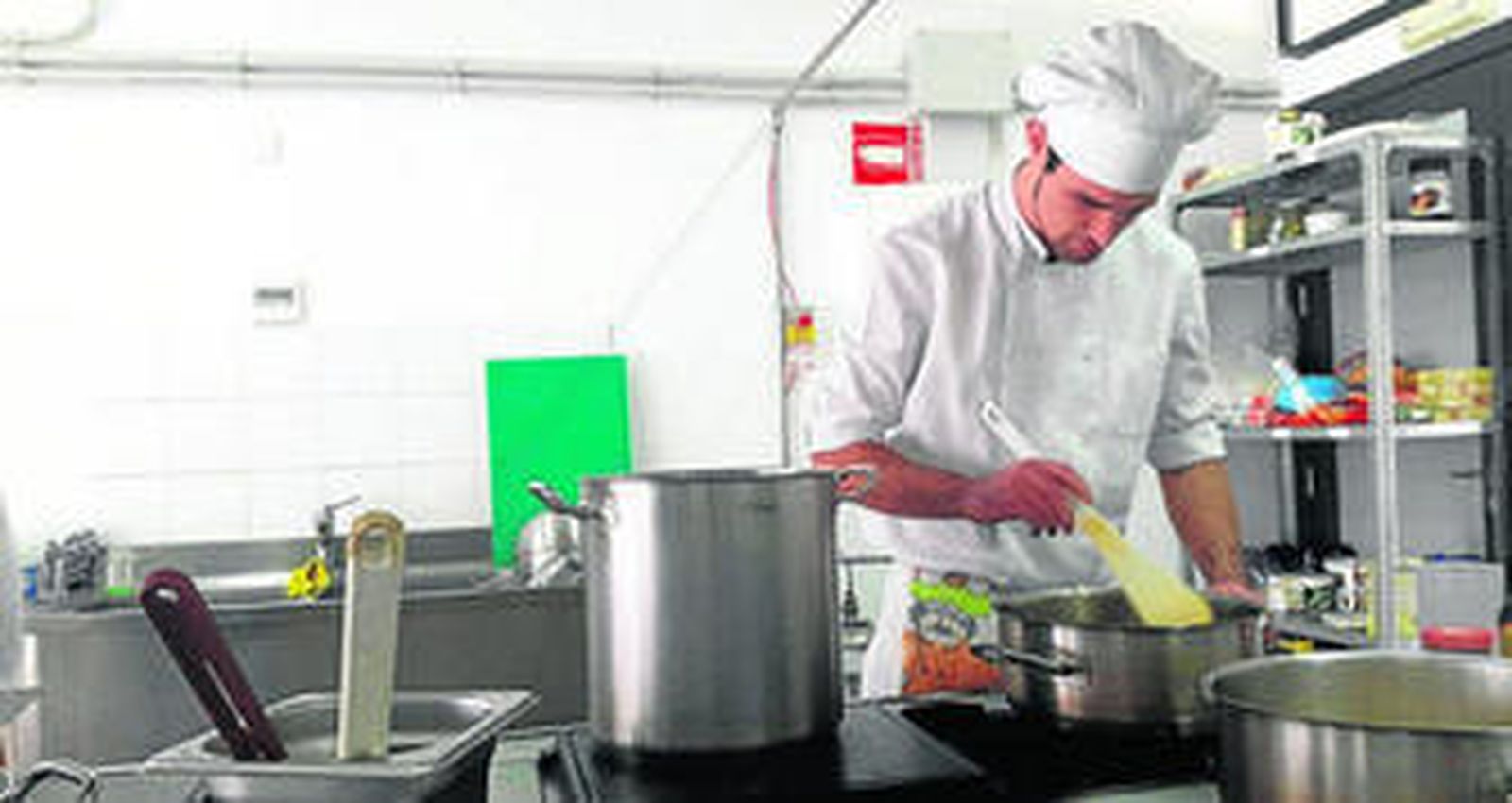 1. Diego Alba Cumbrea, representante del IES El Fontanal de Lebrija. 2. Jonathan Ferrer Gómez, alumno del IES Maese Rodrigo Carmona de Sevilla con el plato que presentará a concurso. 3. Su compañero de instituto, Ángel Jurado Boza, con la receta con la que busca sorprender a los miembros del jurado.