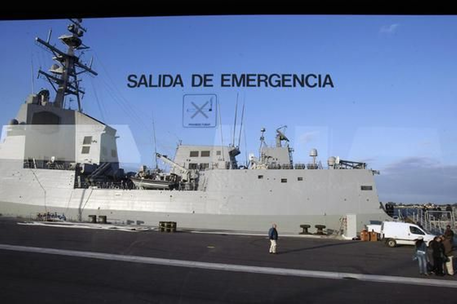 La fragata Méndez Núñez ha partido esta tarde de la Base Naval de Rota, con la presencia de la ministra de Defensa, Carme Chacón./Fito Carreto

Foto: Fito Carreto