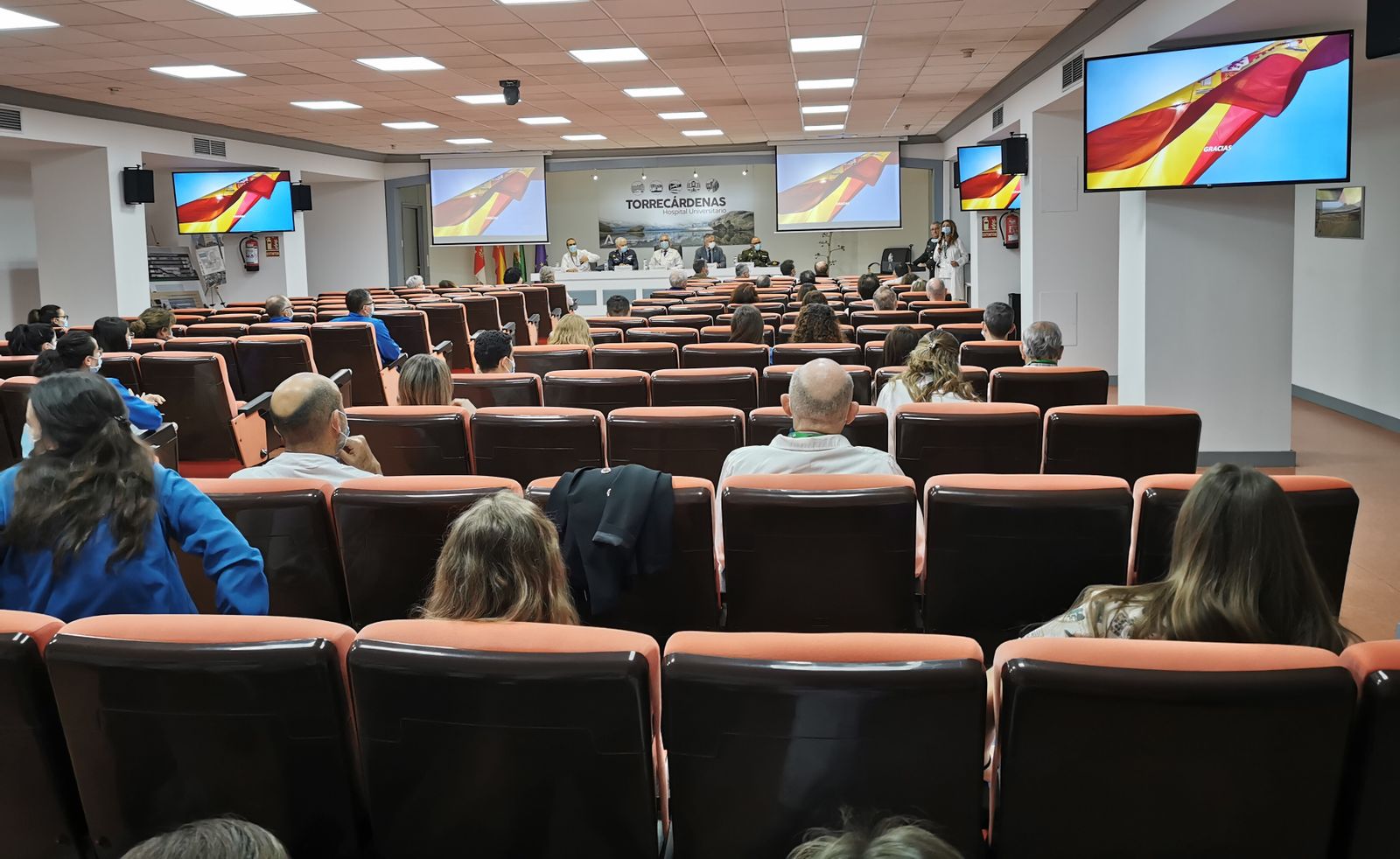 Torrecárdenas dedica su sesión clínica a explicar el papel de los sanitarios en la reserva de las Fuerzas Armadas
