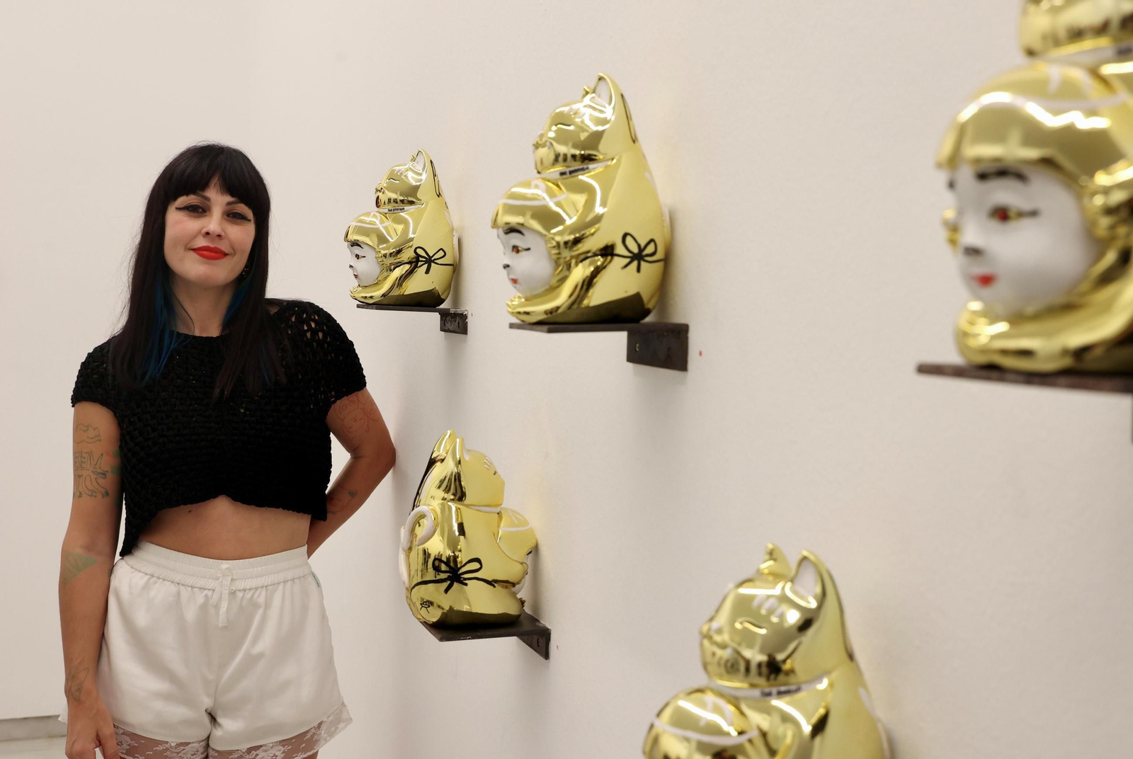 Ana Barriga junto a la serie de esculturas 'Little god. Lamigati' durante la inauguración de su exposición en Birimbao.