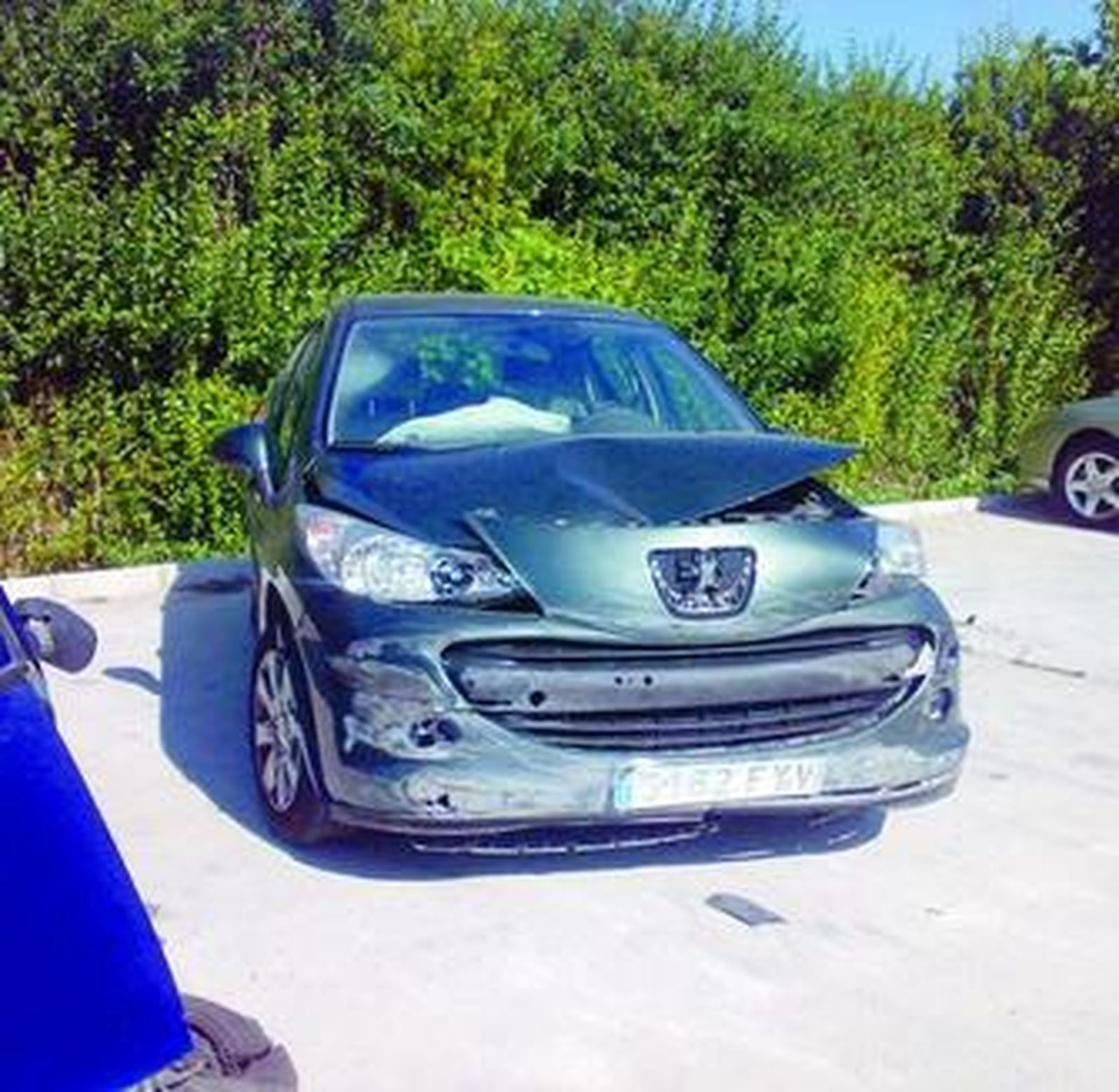 El coche siniestrado quedó dañado tras girar sin control por la carretera.