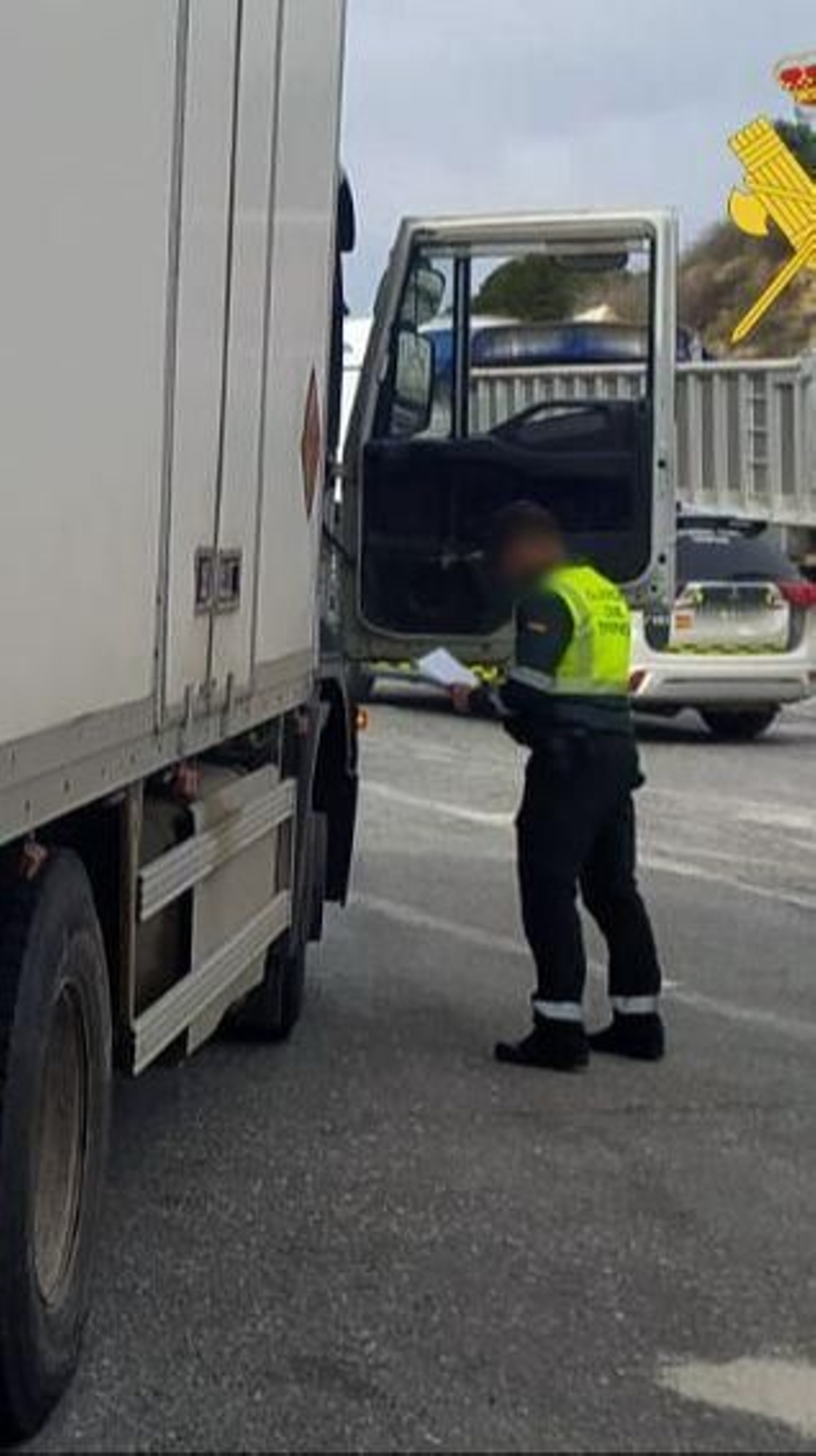 Un agente con el camión interceptado. Un agente con el camión interceptado.
