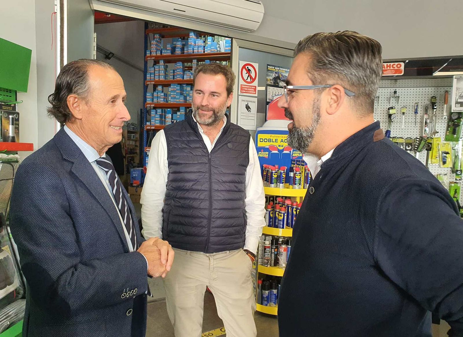 El alcalde, durante su visita a las instalaciones de Recambios Shil.