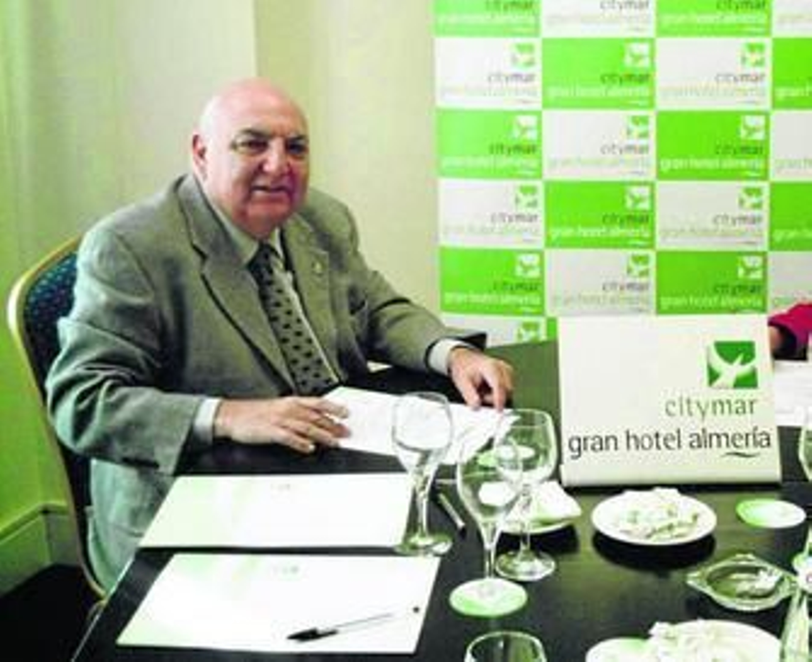 El empresario Miguel Rifá en uno de los salones del Gran Hotel Almería, que ha cerrado supuestamente por reformas.