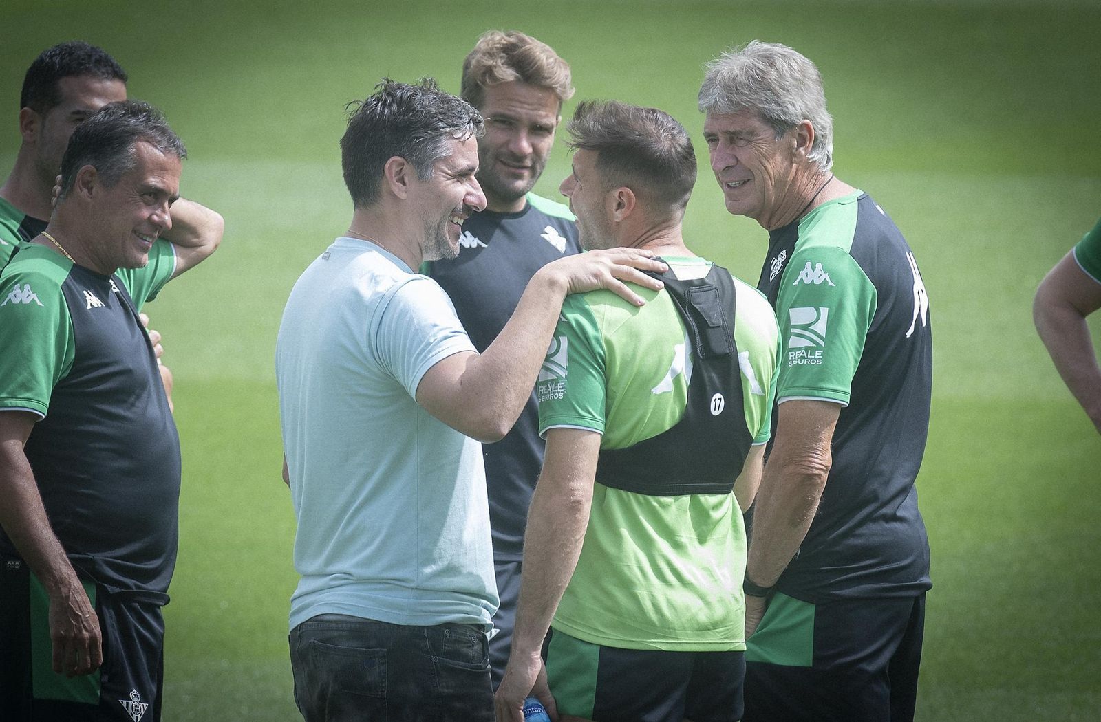 Gastón Casas dialoga con Joaquín en presencia de Pellegrini, Alexis y Fernando.