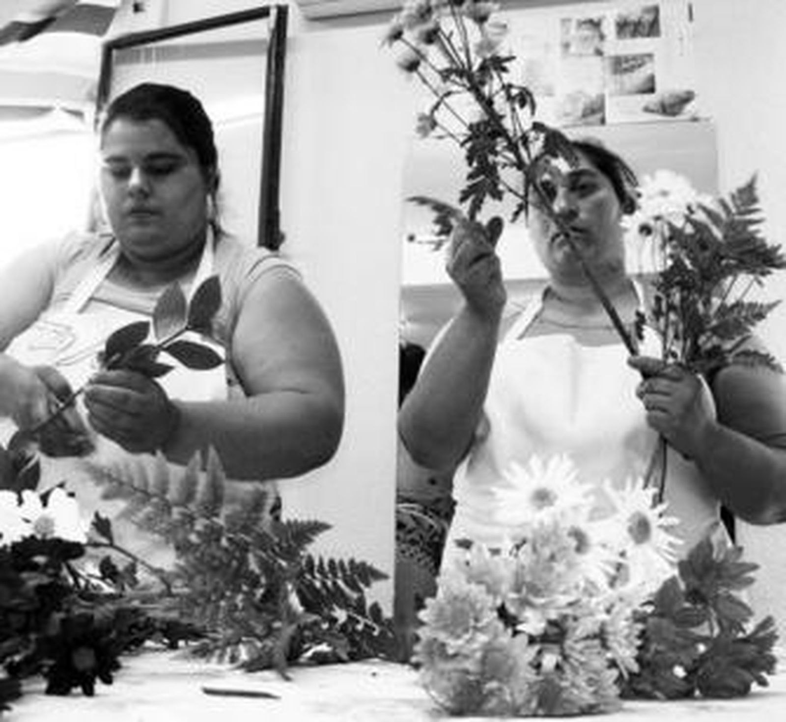 Dos de las alumnas del taller de floristería preparan las flores para una de sus composiciones.