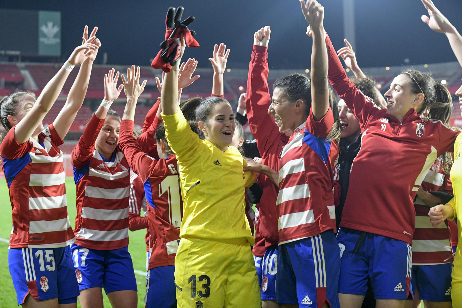 Las jugadoras del Granada CF celebran el pase a los cuartos. Las jugadoras del Granada CF celebran el pase a los cuartos.