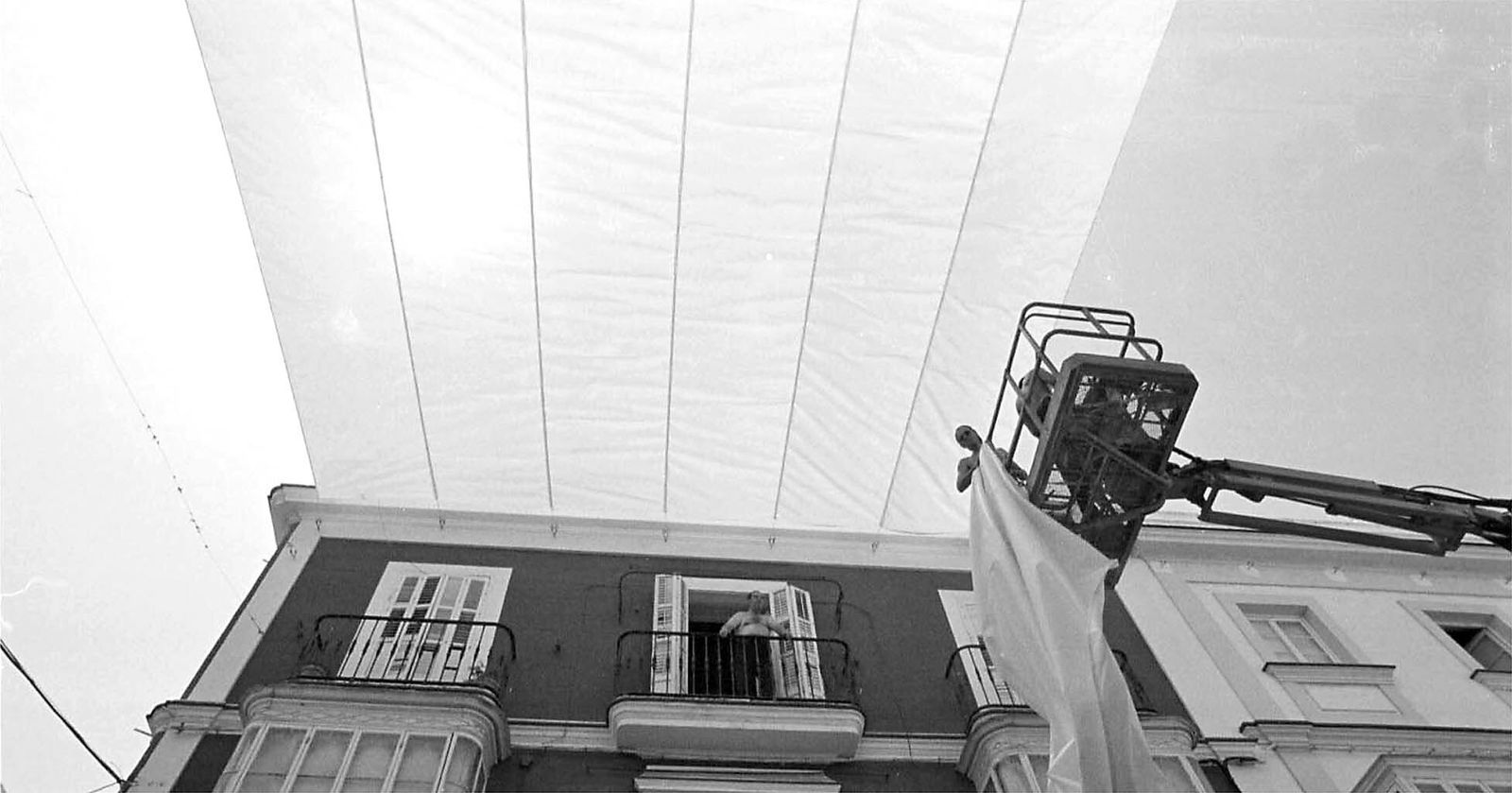 Una imagen de archivo de la instalación de toldos en la calle Luna, en el año 2003.