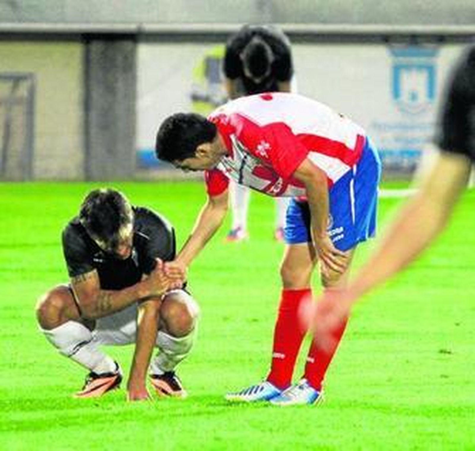 Alfaro consuela a un jugador manchego en el Nuevo Mirador.
