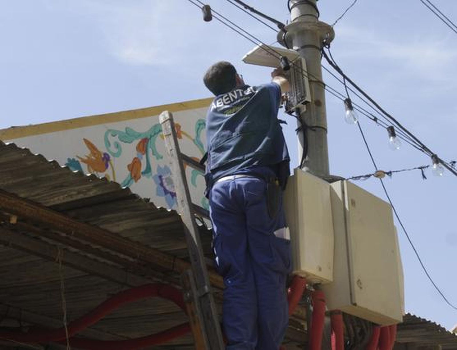 Trabajos de electricidad en el recinto ferial.

Foto: José Ángel García