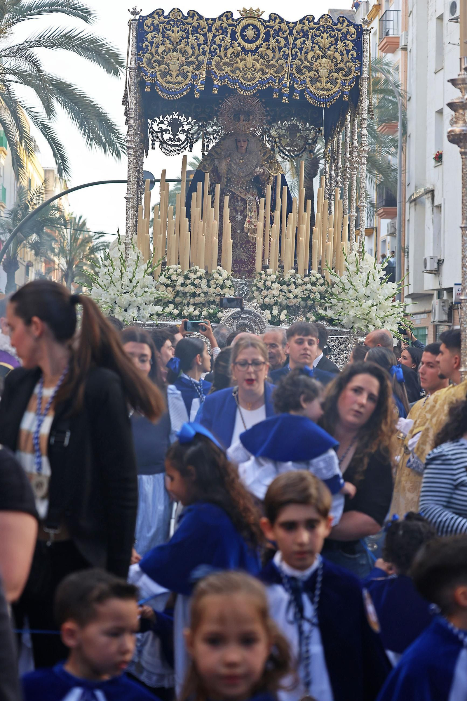 Imágenes de la VIrgen de Los Dolores por su barrio de las Colonias