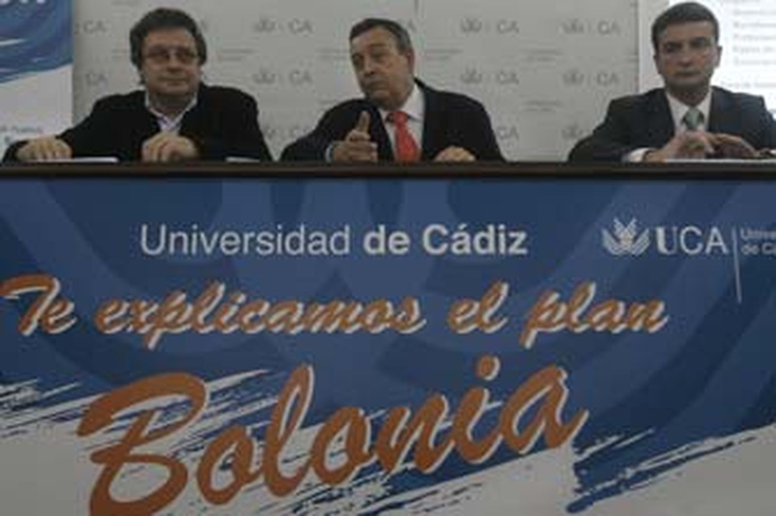 Diego Sales (en el centro) presentó ayer una campaña informativa sobre el Plan Bolonia. /Joaquín Pino