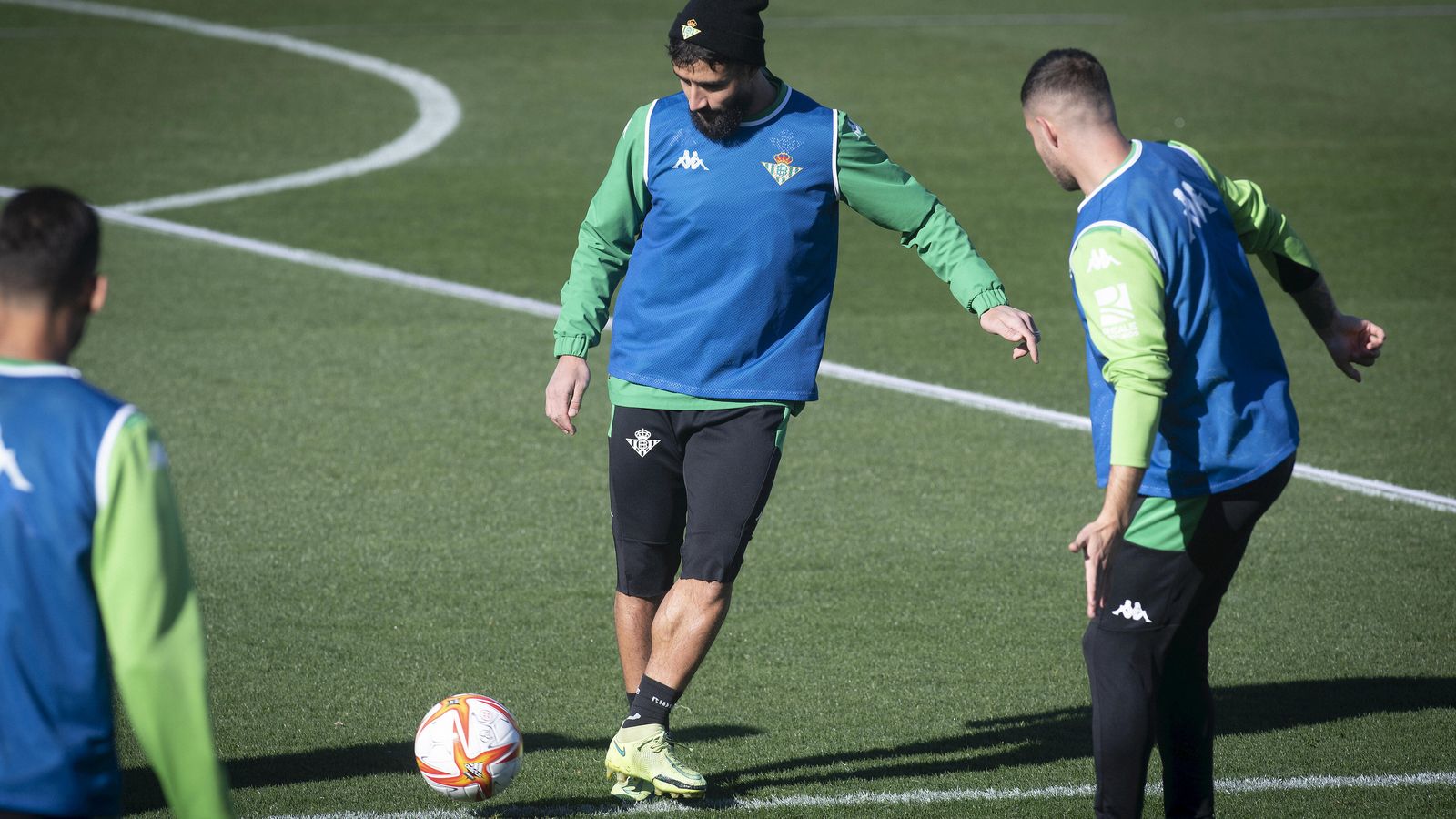Fekir golpea el balón en un entrenamiento.