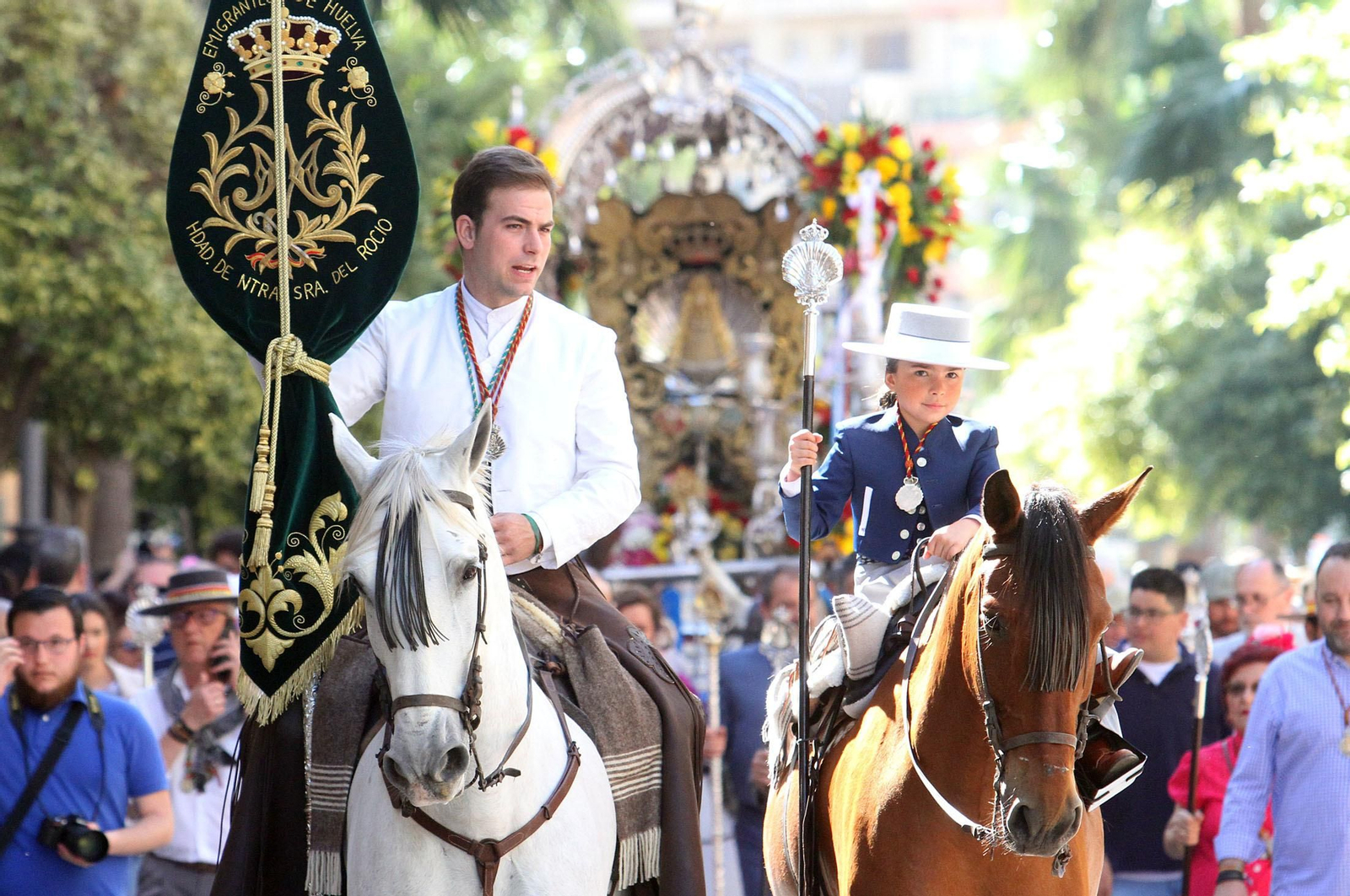 Imágenes de los caballistas, peregrinos a pie y carros de la Hdad de Emigrantes