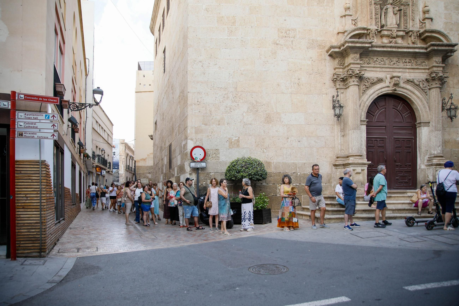 Las imágenes del reparto de abanicos en la Plaza de la Constitución en Almería