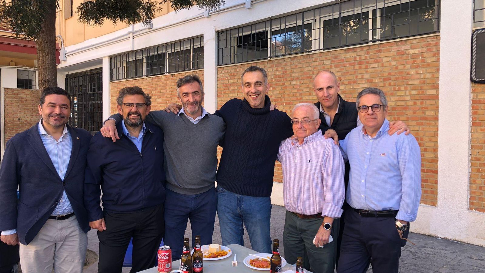 Los participantes han disfrutado de una paella en el patio del colegio.