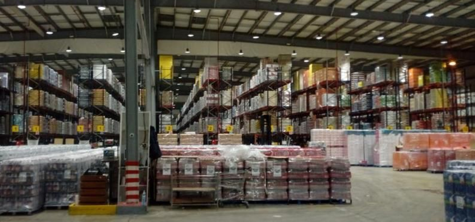 Una imagen del interior de la nave logística de Dia en El Puerto de Santa María.
