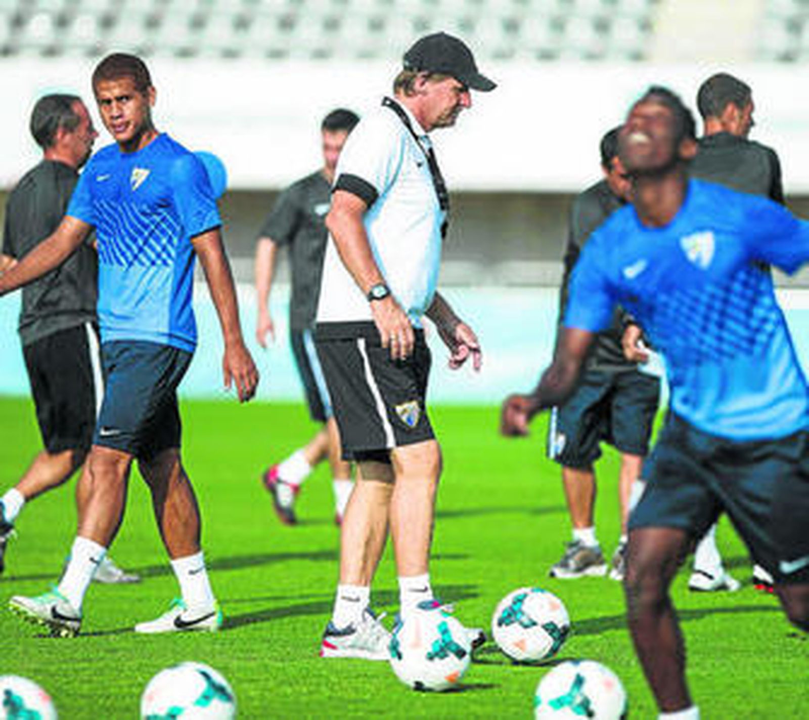 Bernd Schuster, junto a sus jugadores durante un entrenamiento en el estadio Ciudad de Málaga.