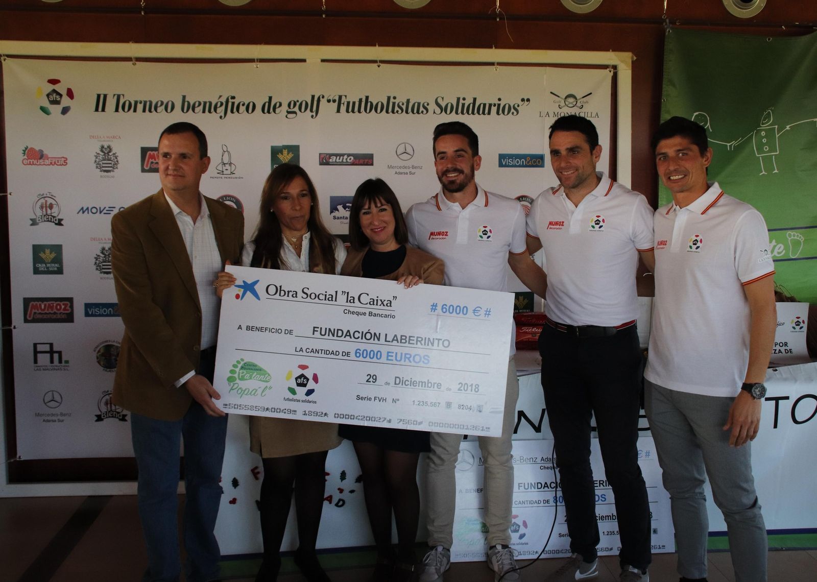 La Fundación Laberinto recibe uno de los cheques solidarios.