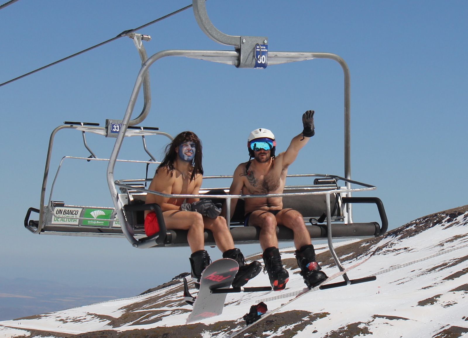 Sierra Nevada, de fiesta de la primavera con la bajada en bañador