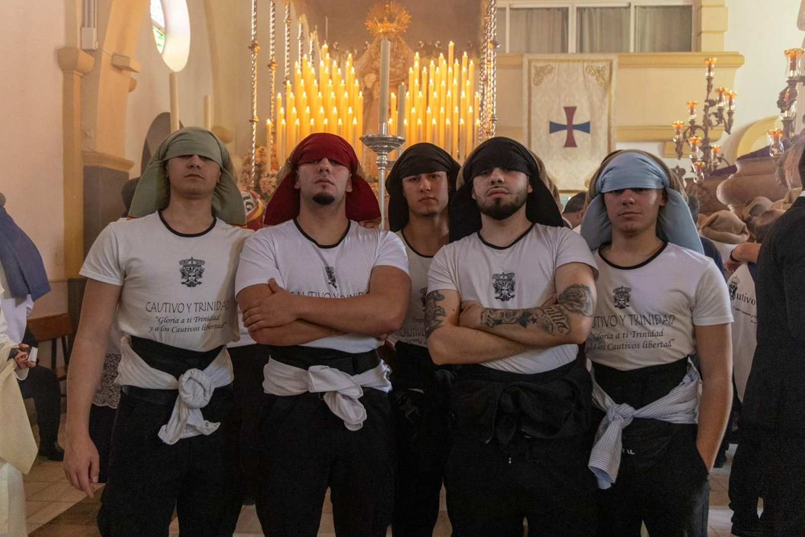 El Miércoles Santo inicia la tarde con los nazarenos trinitarios del barrio de Santa Isabel