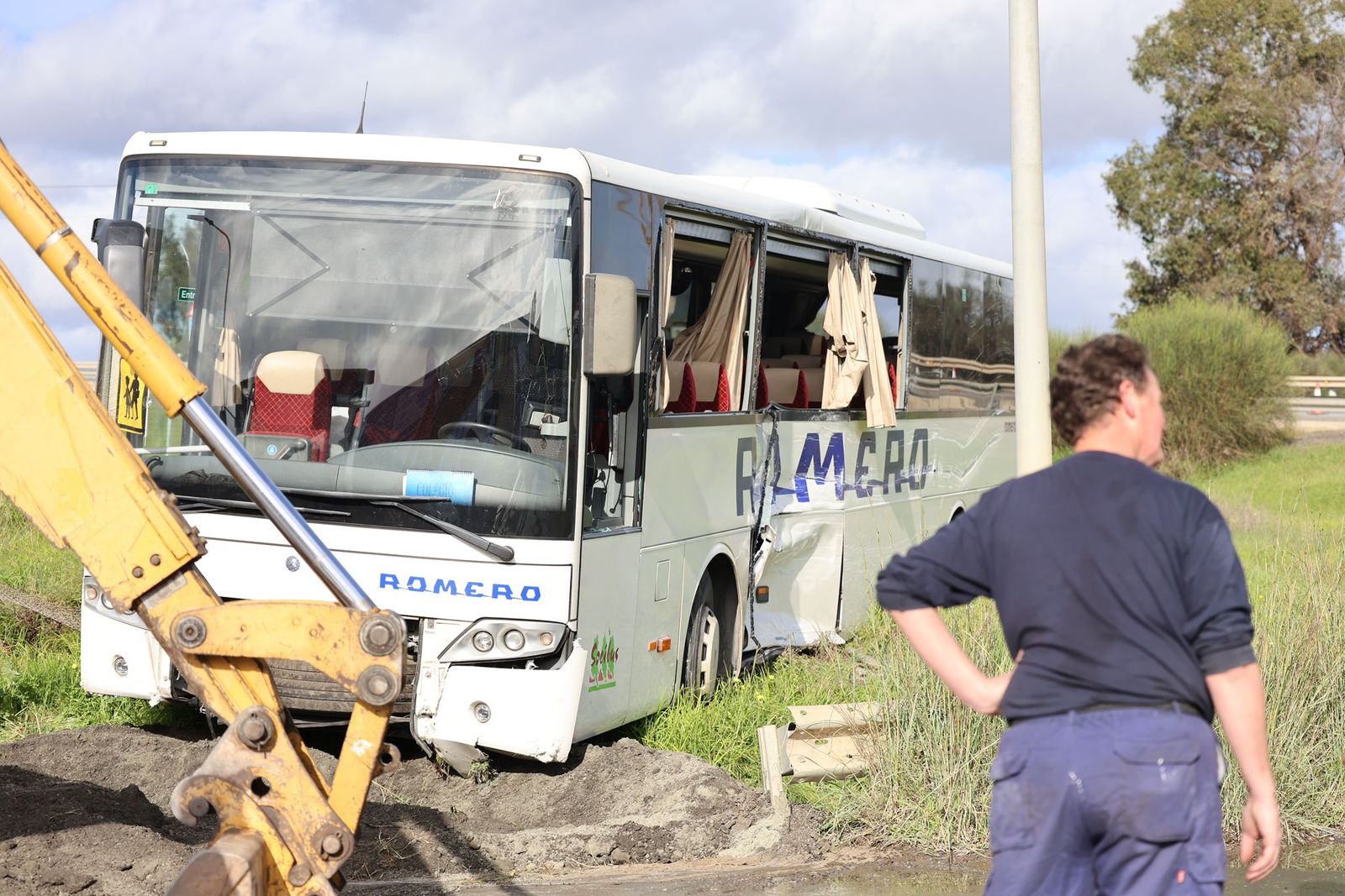 El accidente entre un autobús escolar y un camión en Gibraleón este jueves en imágenes