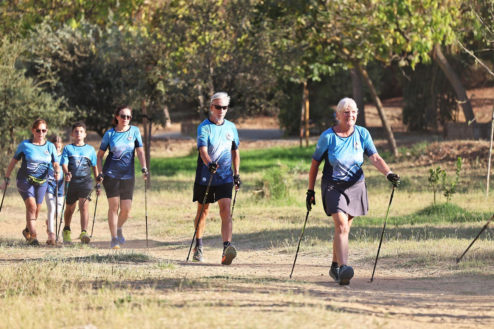 Imágenes de un entrenamiento de marcha nórdica del CD Multideportes