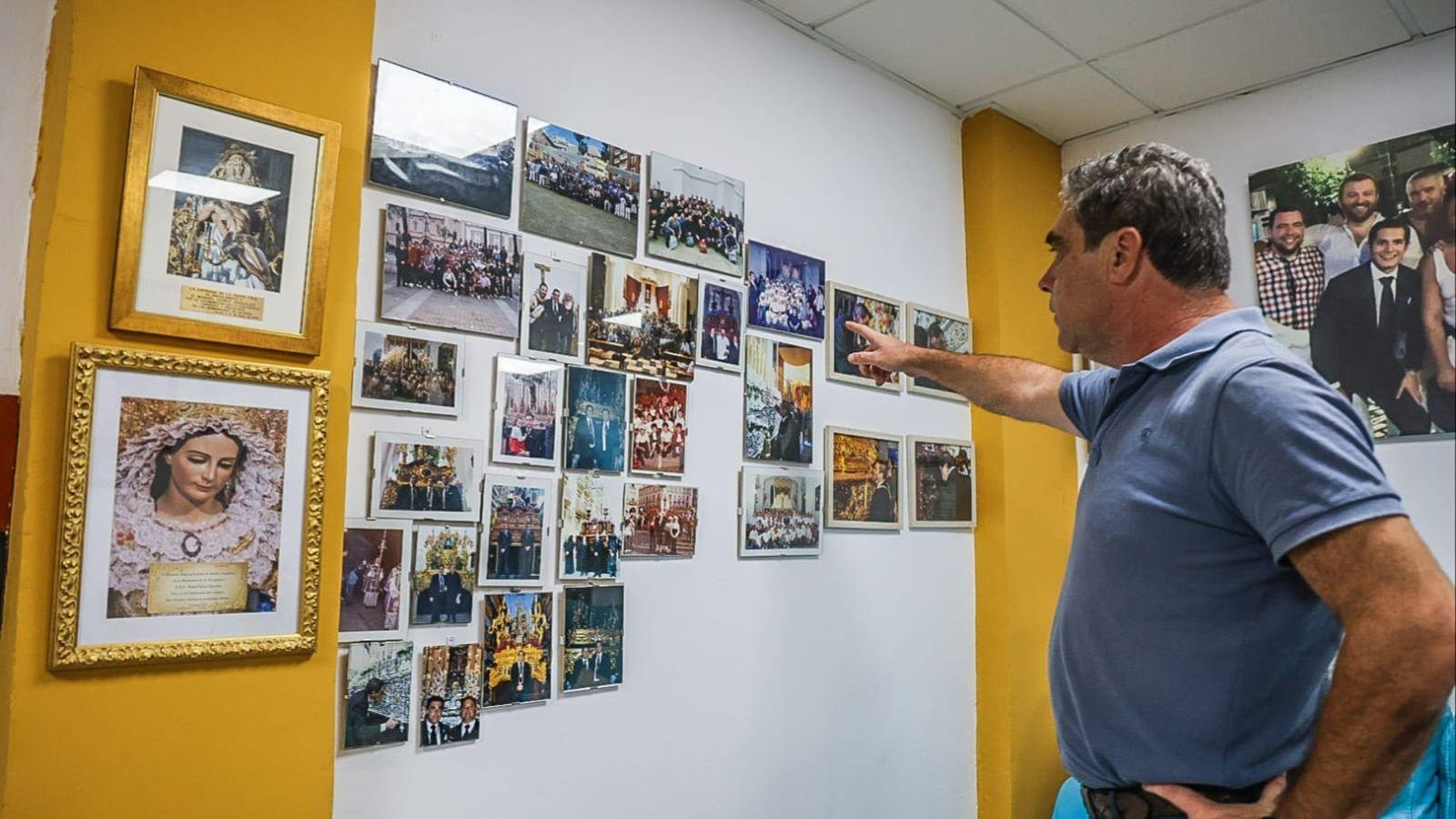 Manuel Gómez "Carnicerito" señala los cuadros con todos sus amigos y costaleros